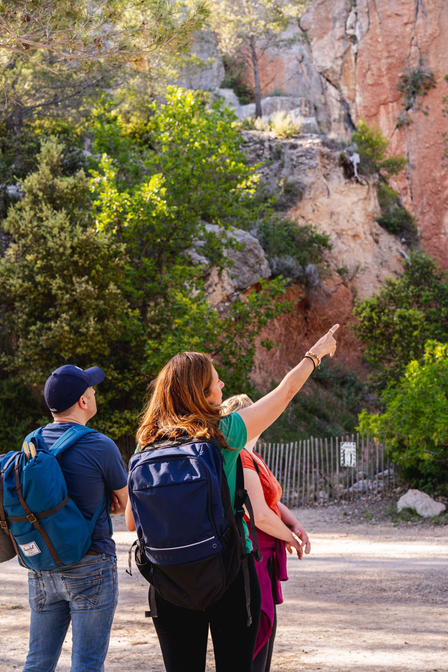Peintre réalisant un cours en plein air en Provence.