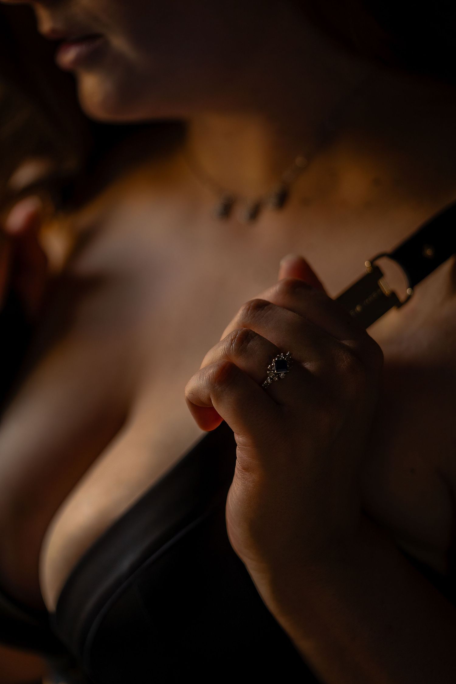 Détail des mains d'une femme lors d'une séance boudoir en Provence.