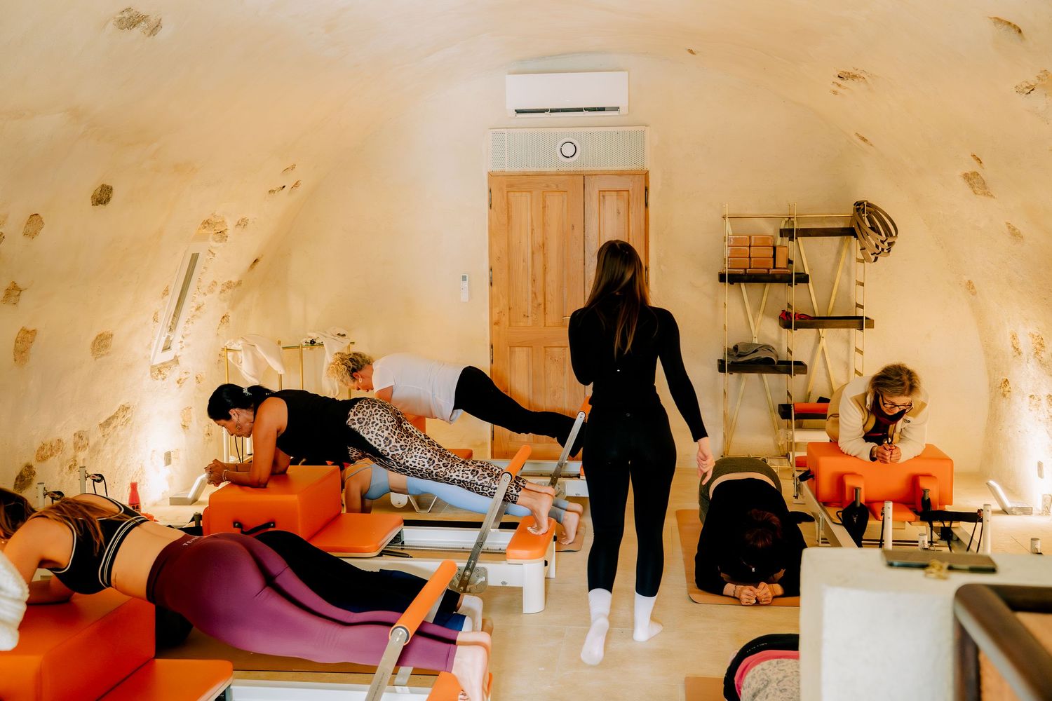 Instructrice de Pilates montrant son métier lors d'un reportage photographique à Aix-en-Provence.
