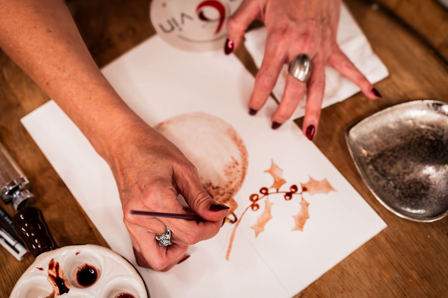 Peintre réalisant une peinture au vin dans une cave à vin en Provence.