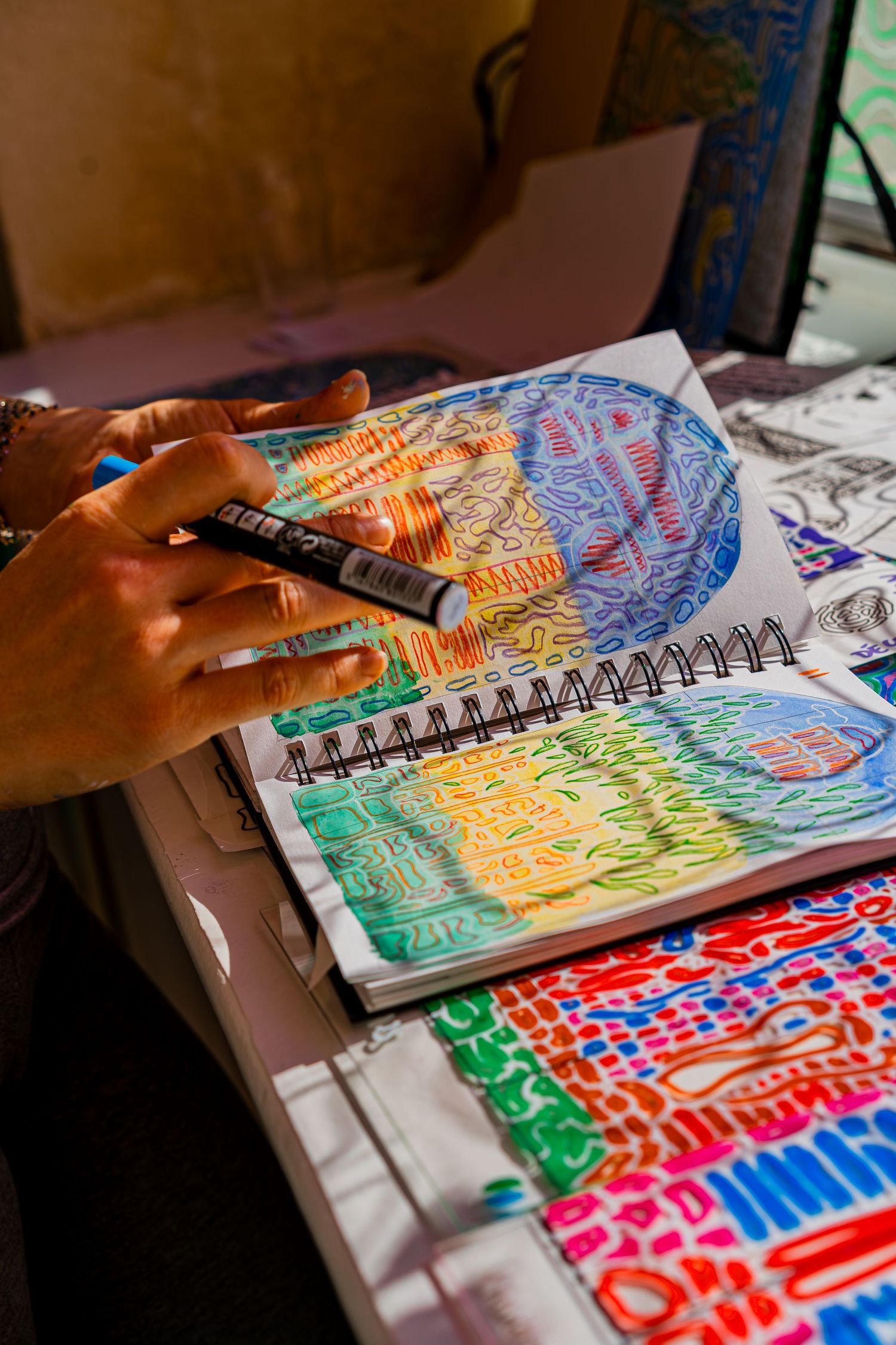 Artiste réalisant un vitrail pour le Jules César à Arles pour Murmuse.