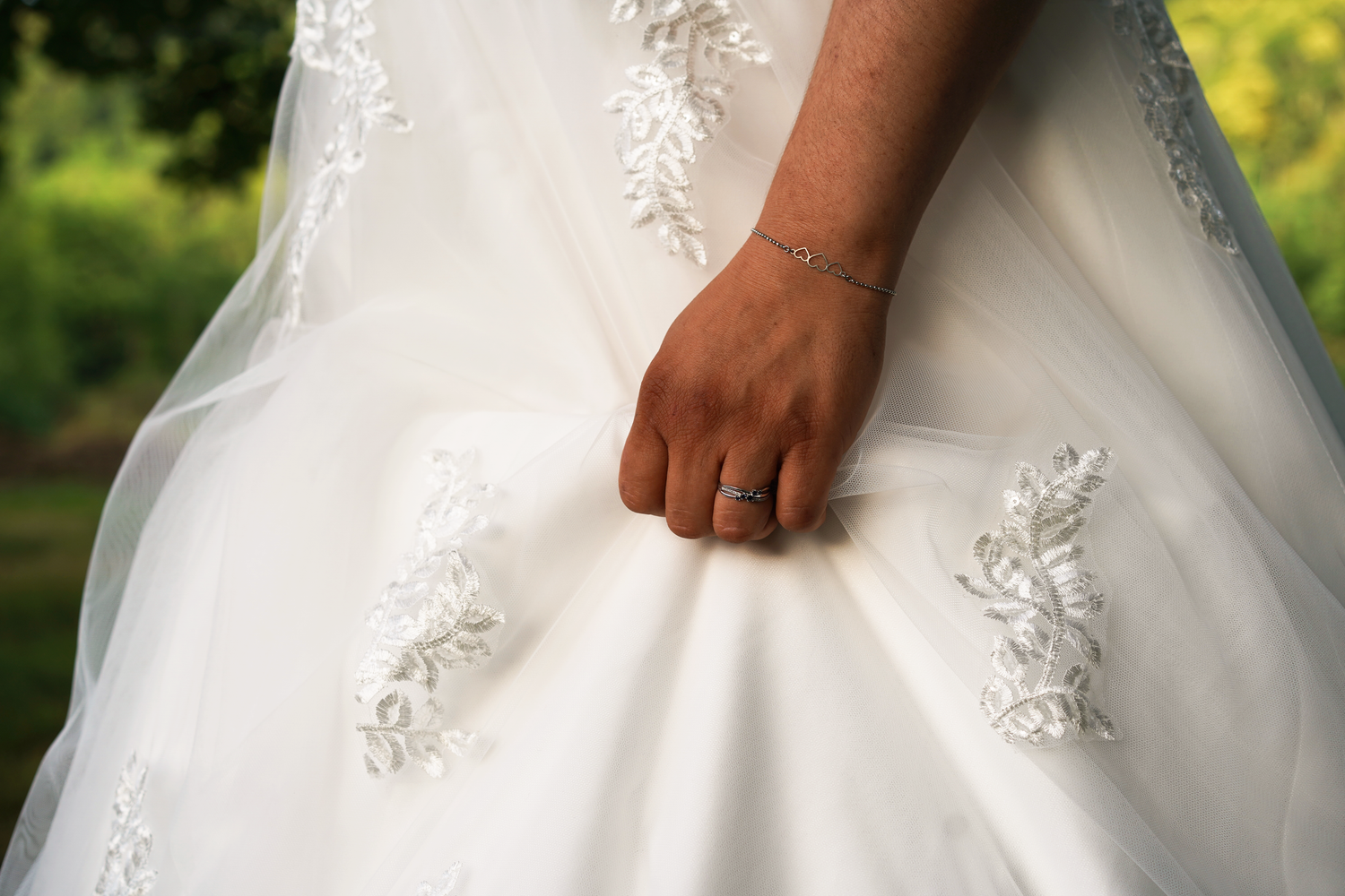 La mariée portant sa robe montrant son alliance lors de la cérémonie en Ariège.