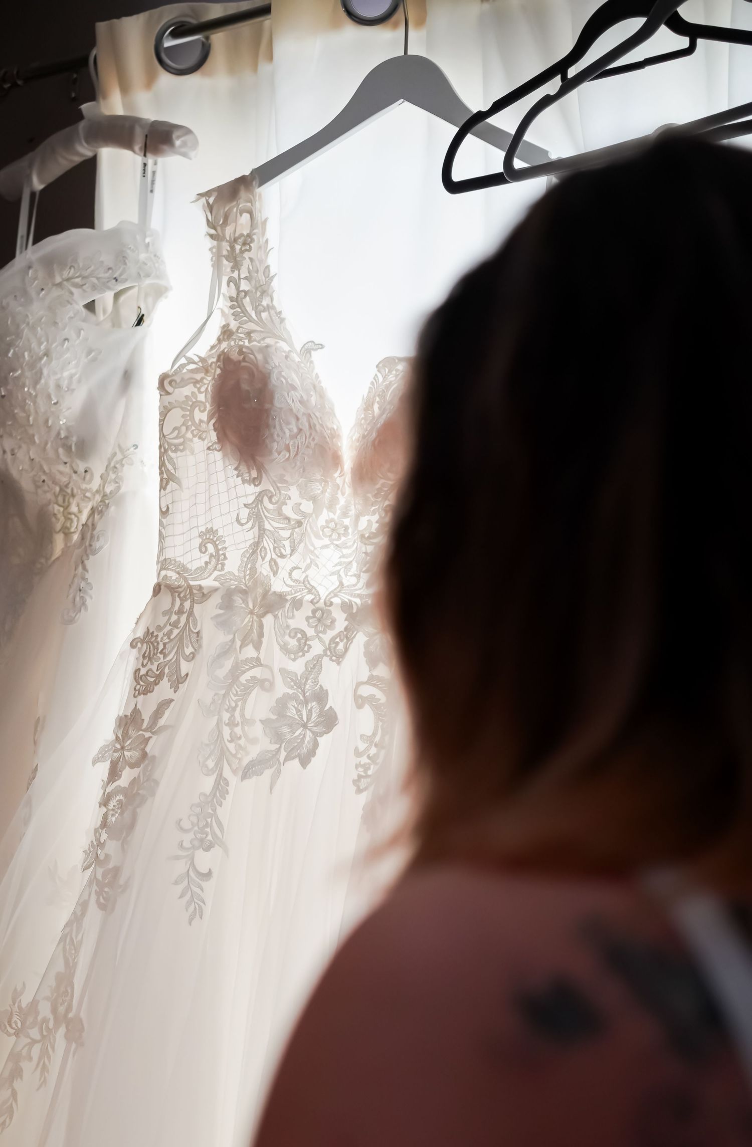 Robes de la mariée lors des essayages en Ariège, détails en dentelle.