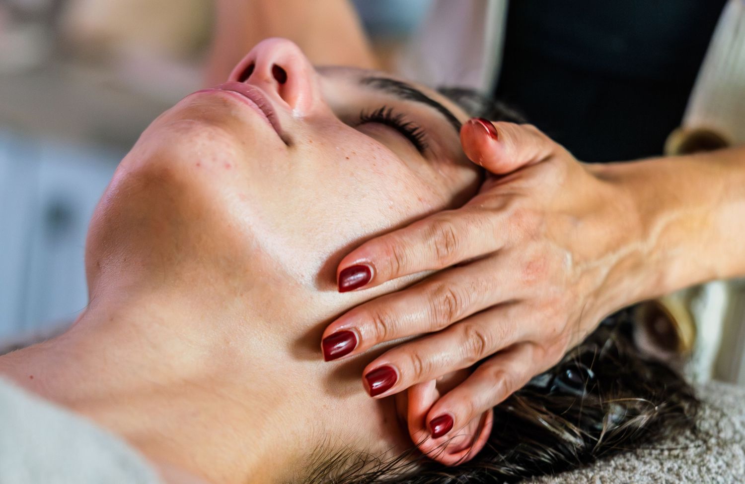Praticienne réalisant un massage dans un cabinet de bien-être en Provence.