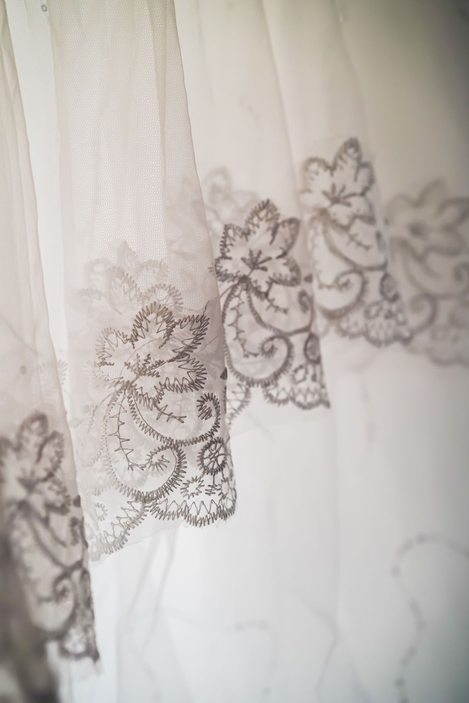 Robes de la mariée lors des essayages en Ariège, détails en dentelle.