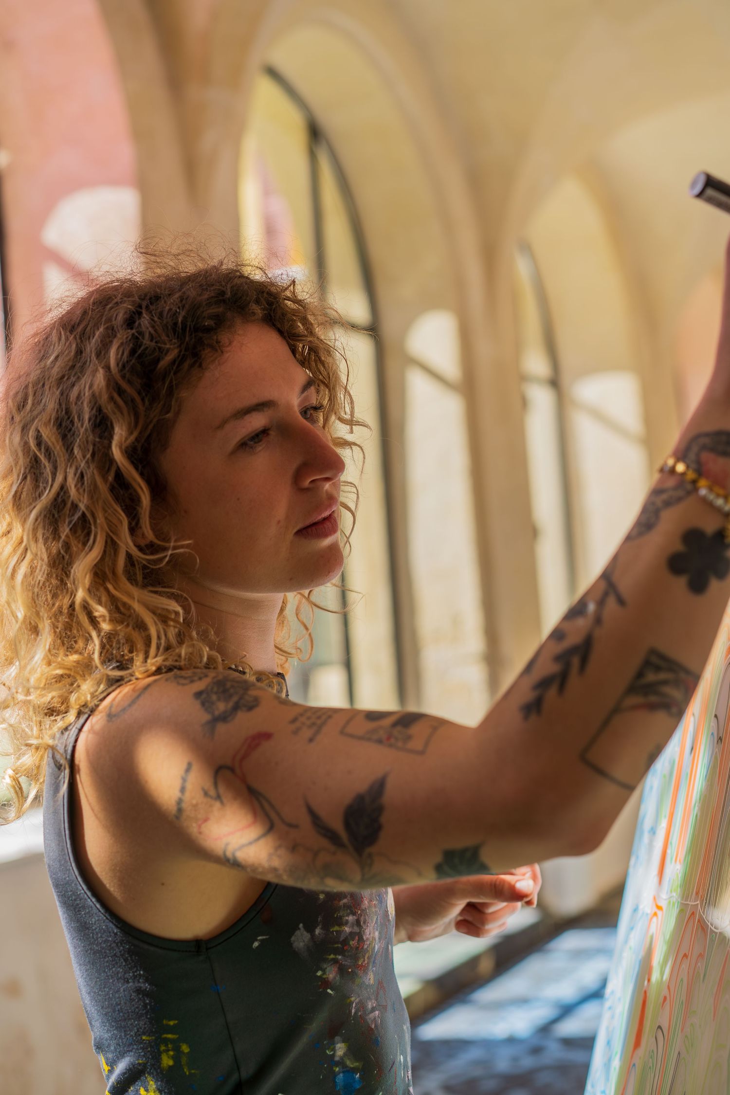 Artiste réalisant un vitrail pour le Jules César à Arles pour Murmuse.