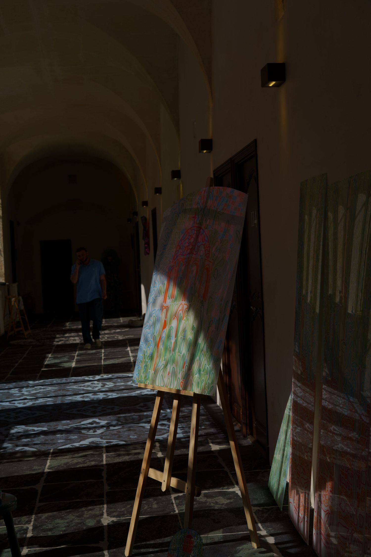 Artiste réalisant un vitrail pour le Jules César à Arles pour Murmuse.