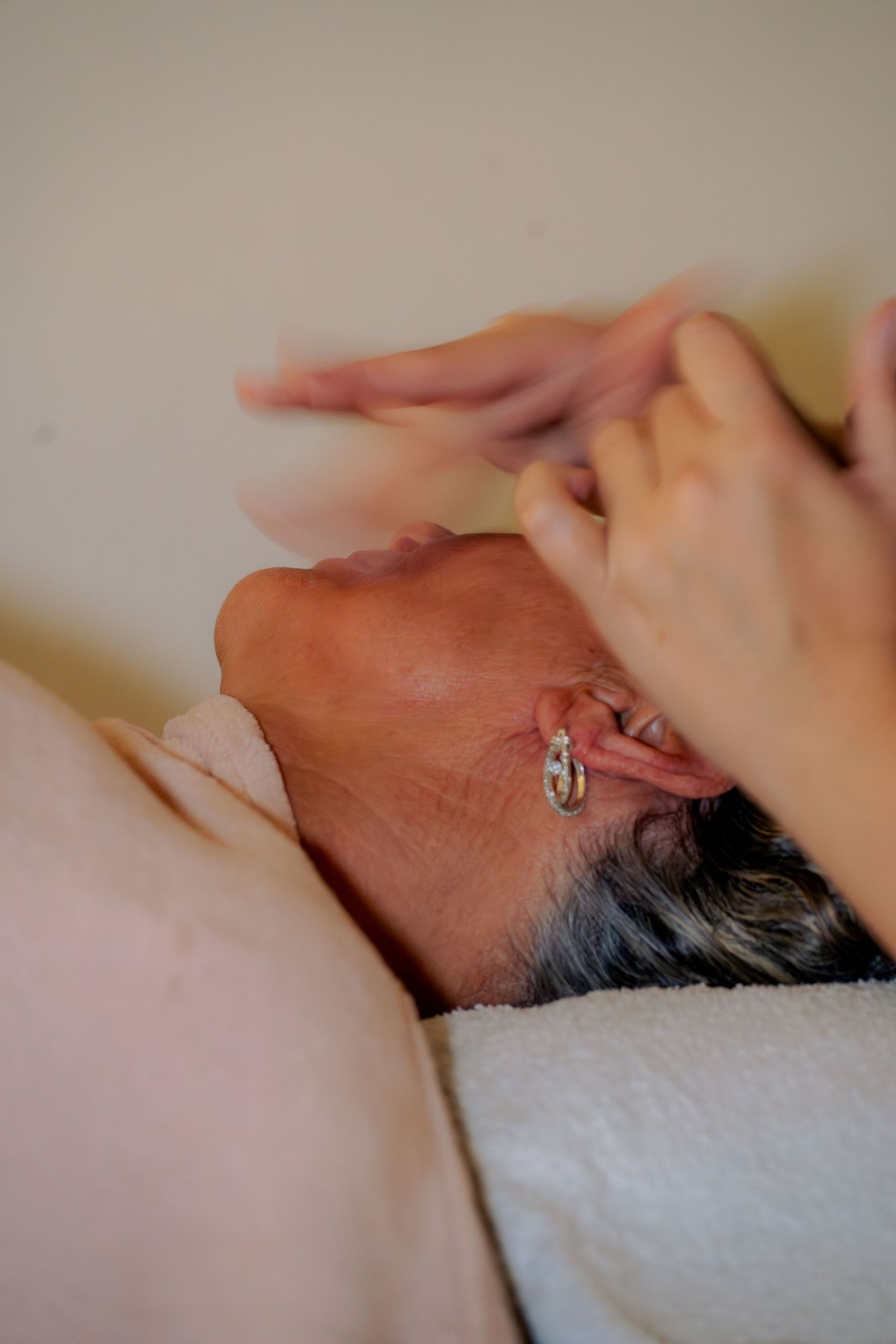 Praticienne réalisant un massage dans un cabinet de bien-être en Provence.