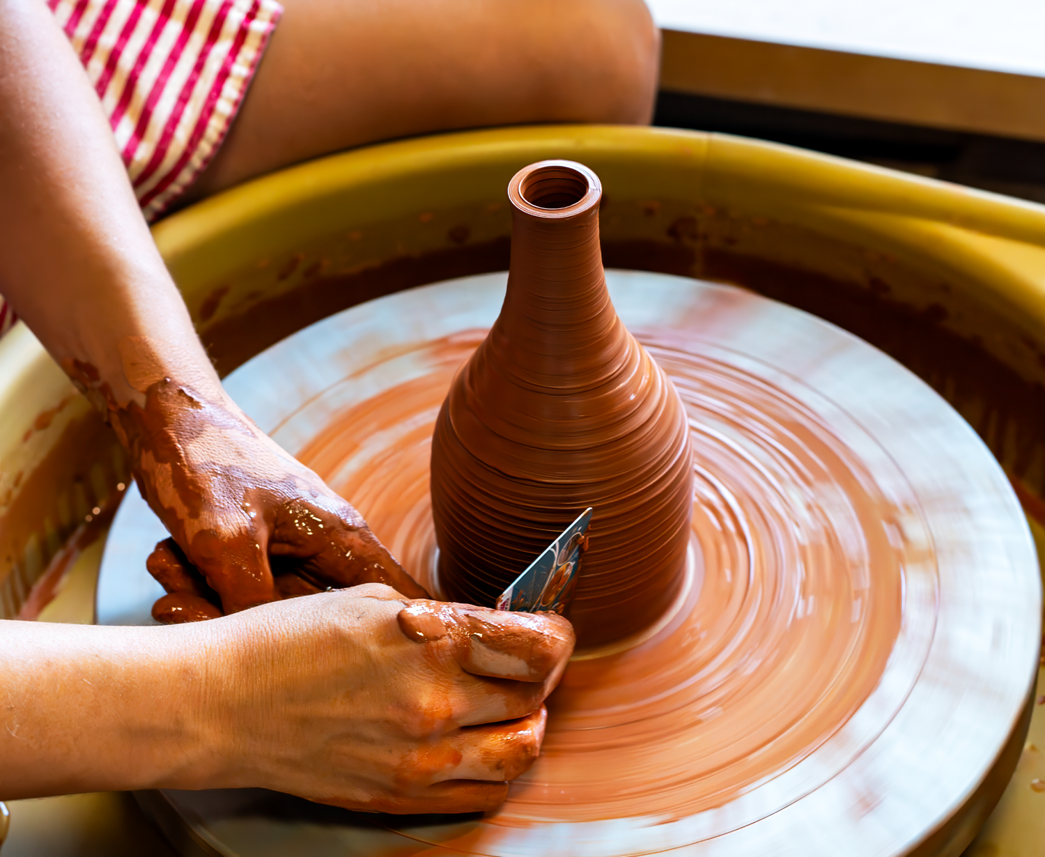 Céramiste réalisant un vase dans un atelier à Arles.