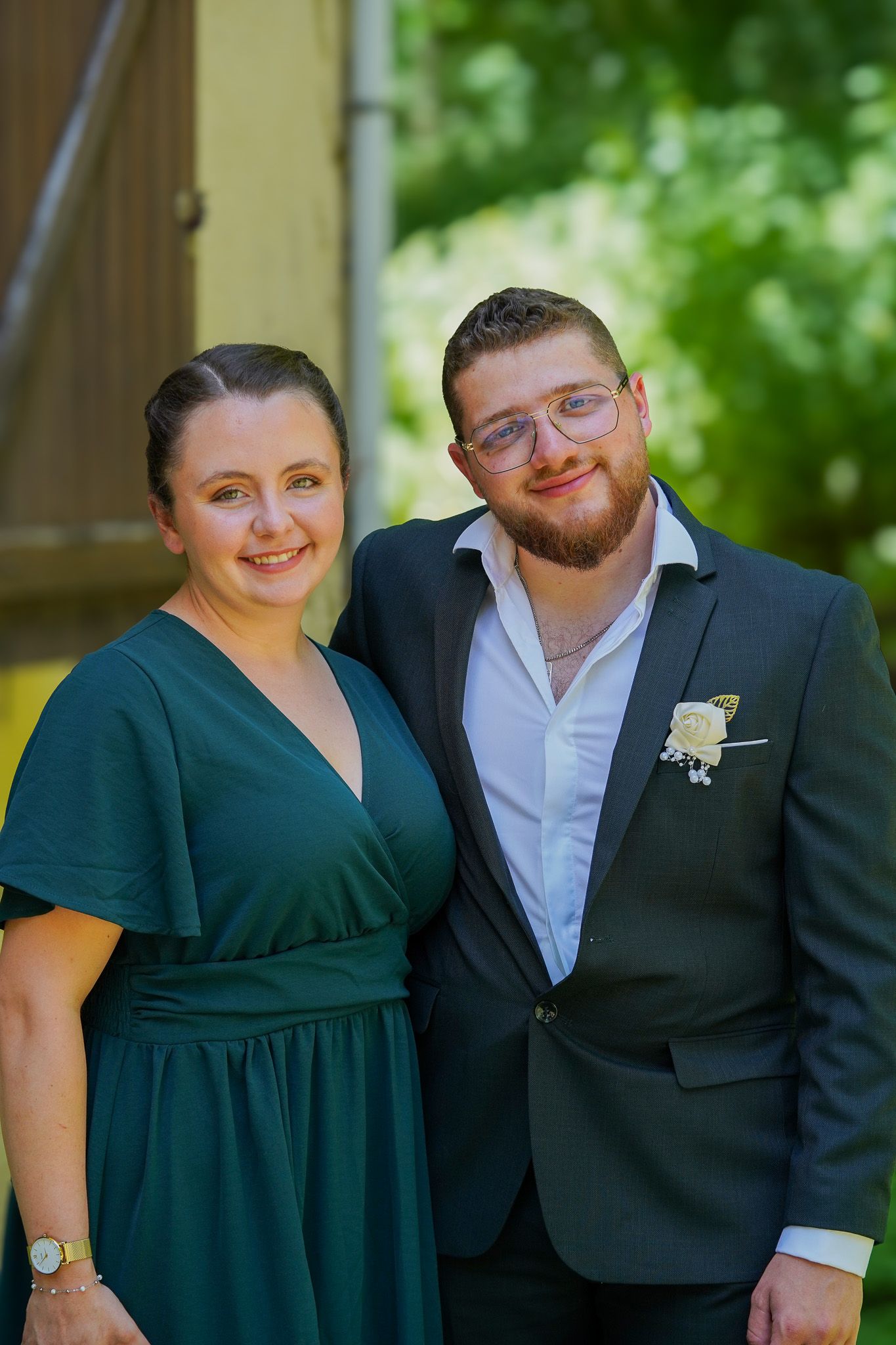 Couple d'invités à un mariage en Ariège.