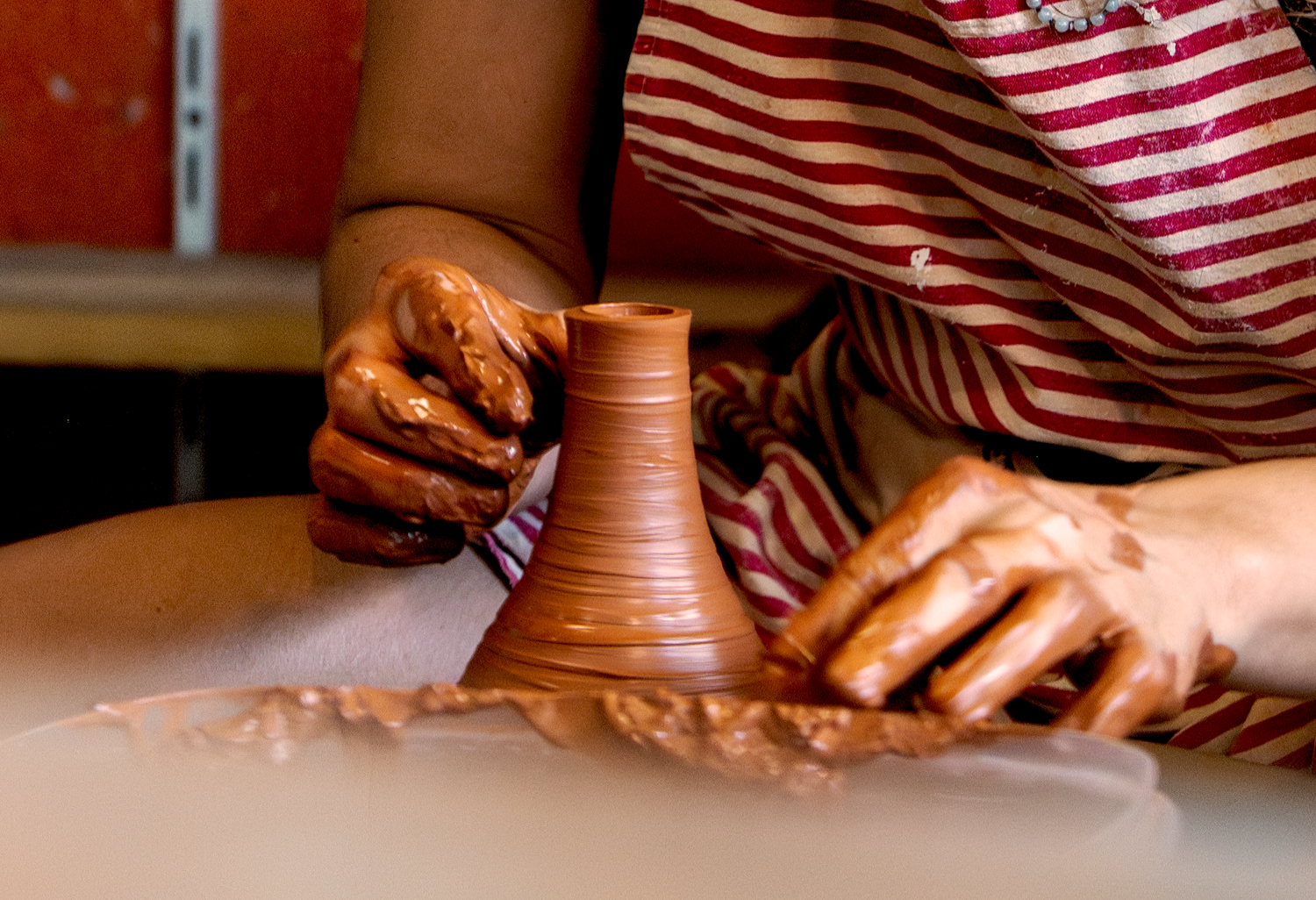 Céramiste réalisant un vase dans un atelier à Arles.