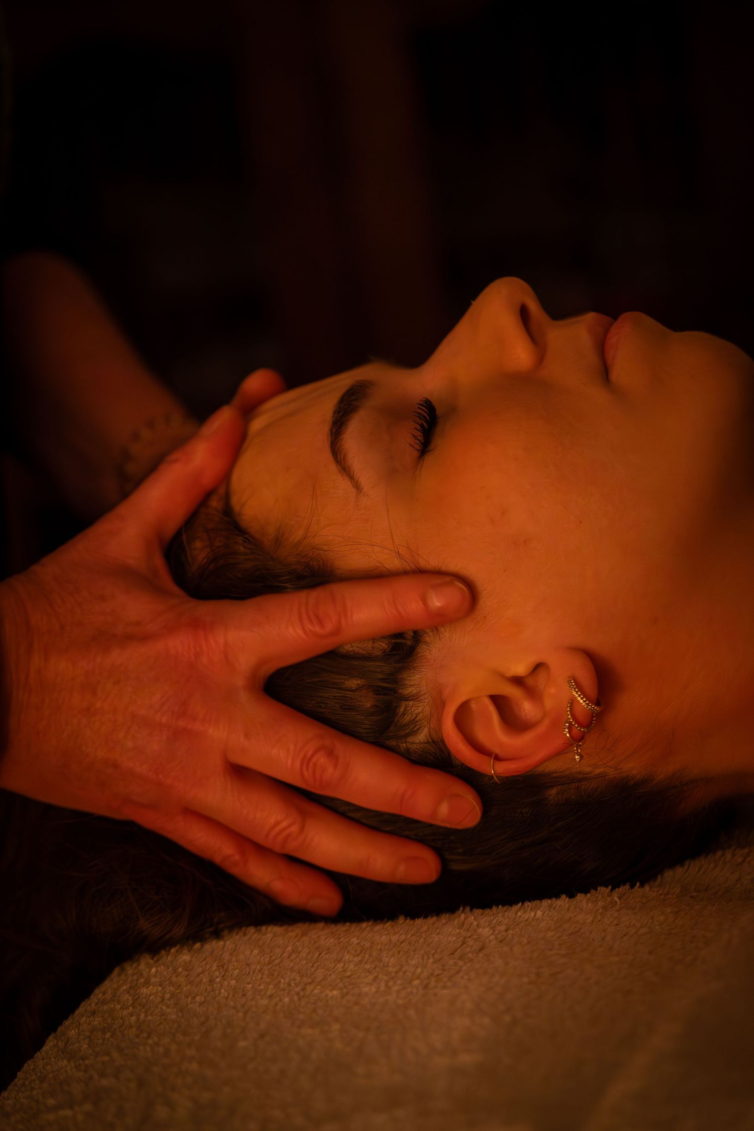 Praticienne réalisant un massage dans un cabinet de bien-être en Provence.