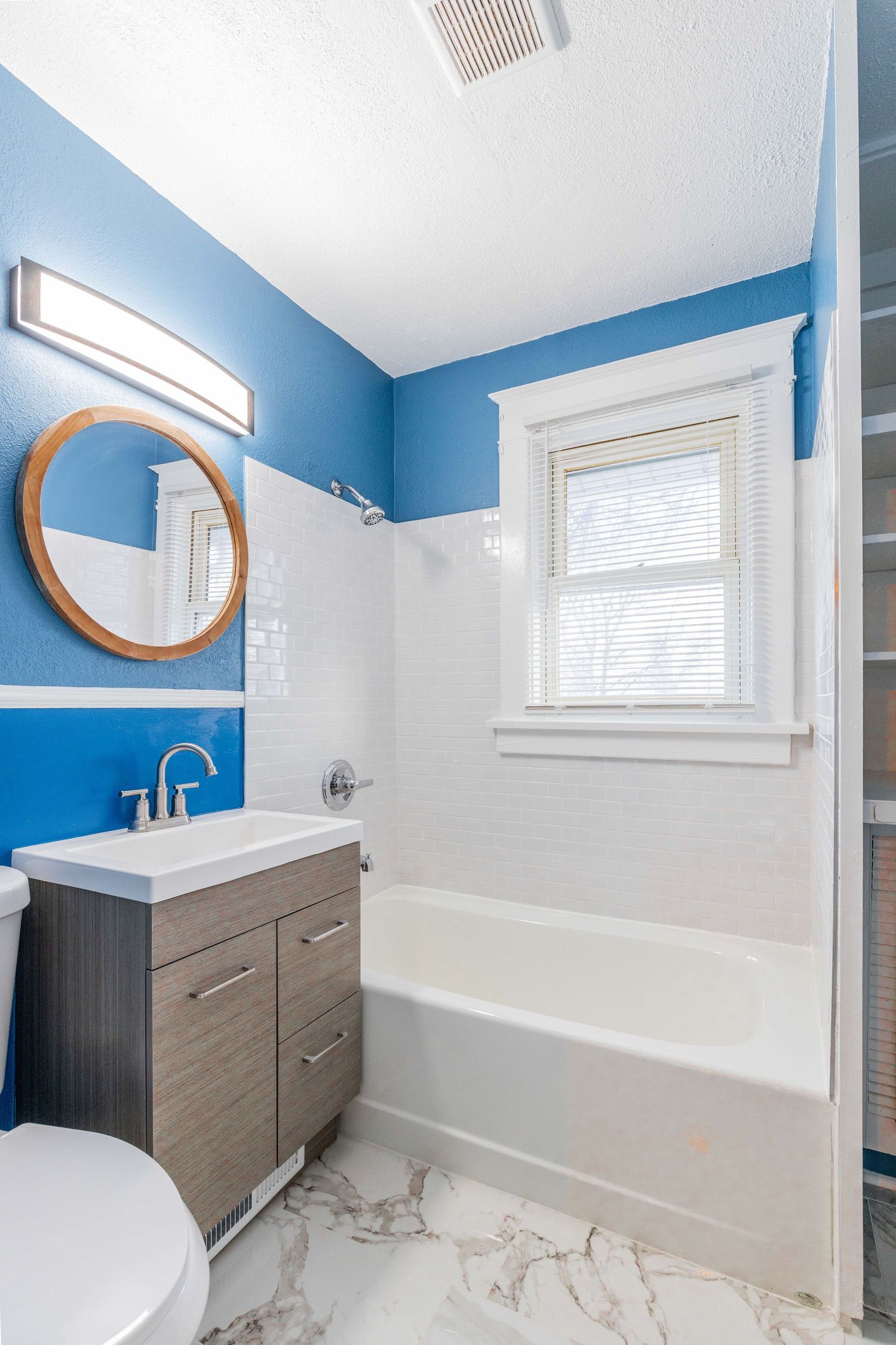 real estate image of a bathroom