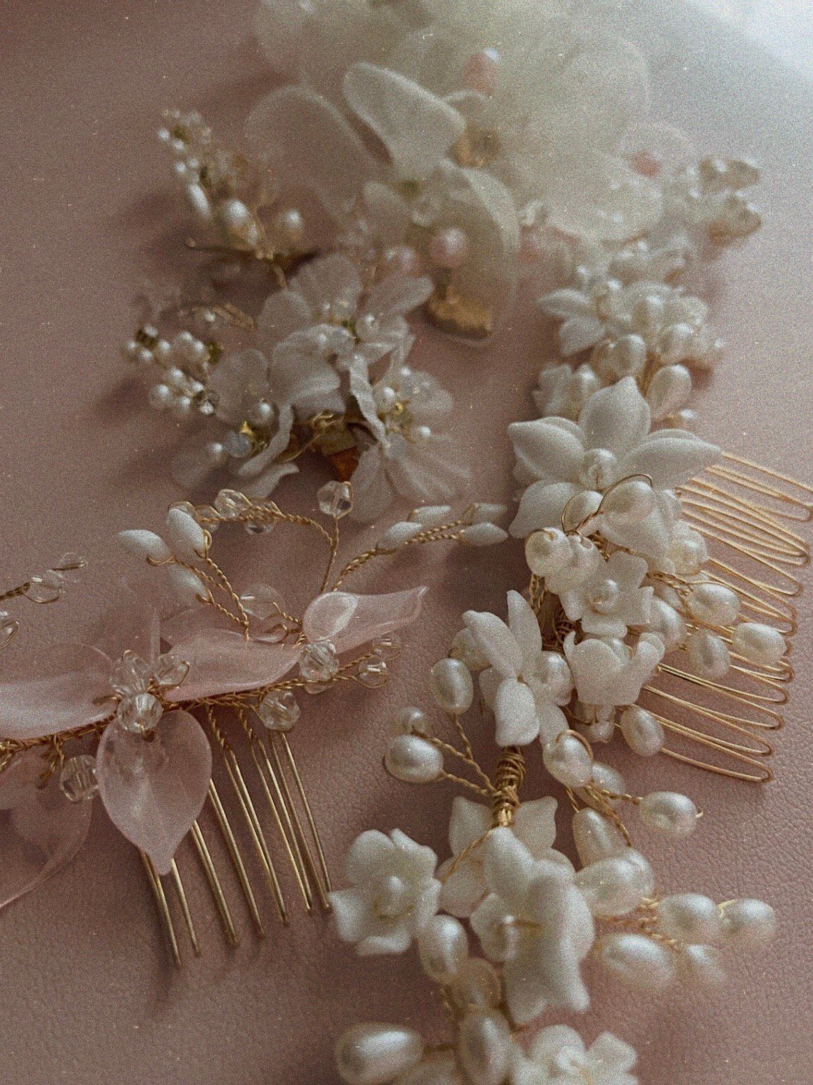 Bridal hair accessories with pearls, diamonds and floral details in gold and silver.
