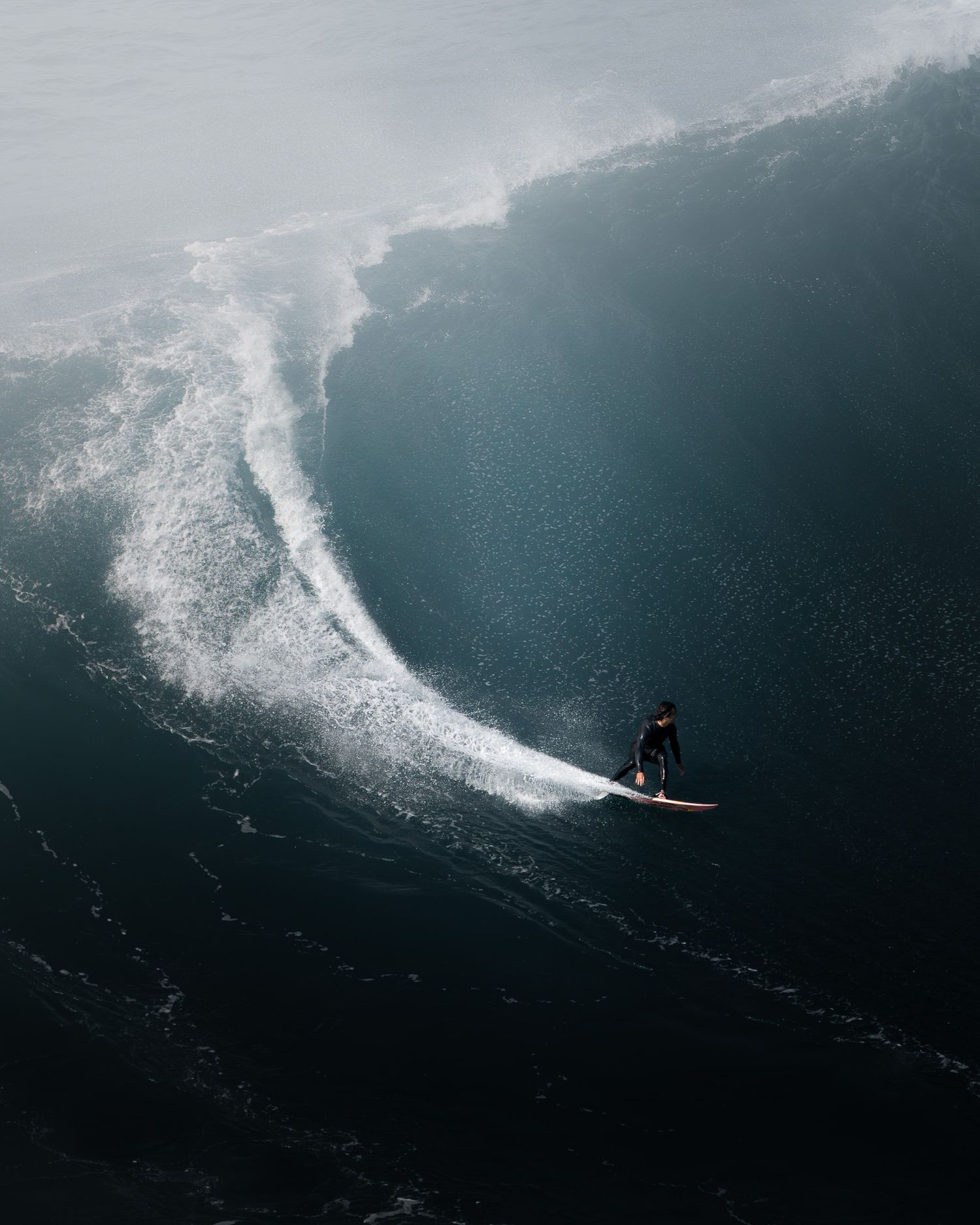 Ein spektakuläres Foto von einem Surfer auf einer hohen Welle in Nazare, Portugal.
