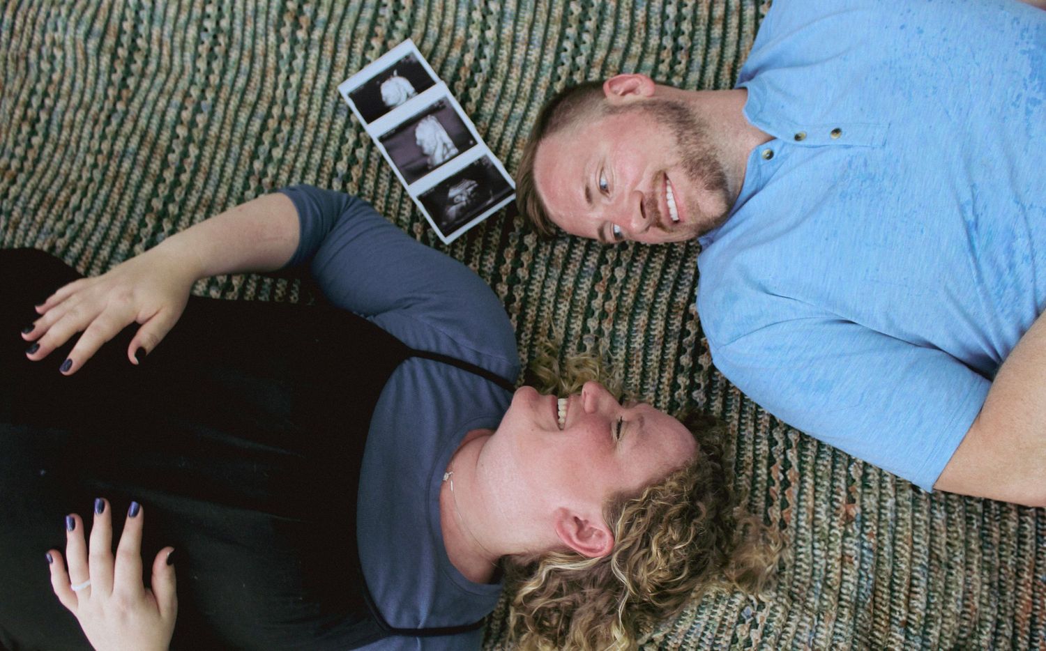 Indianapolis maternity photographer capturing pregnancy, family, and lifestyle moments with natural, timeless picnic images