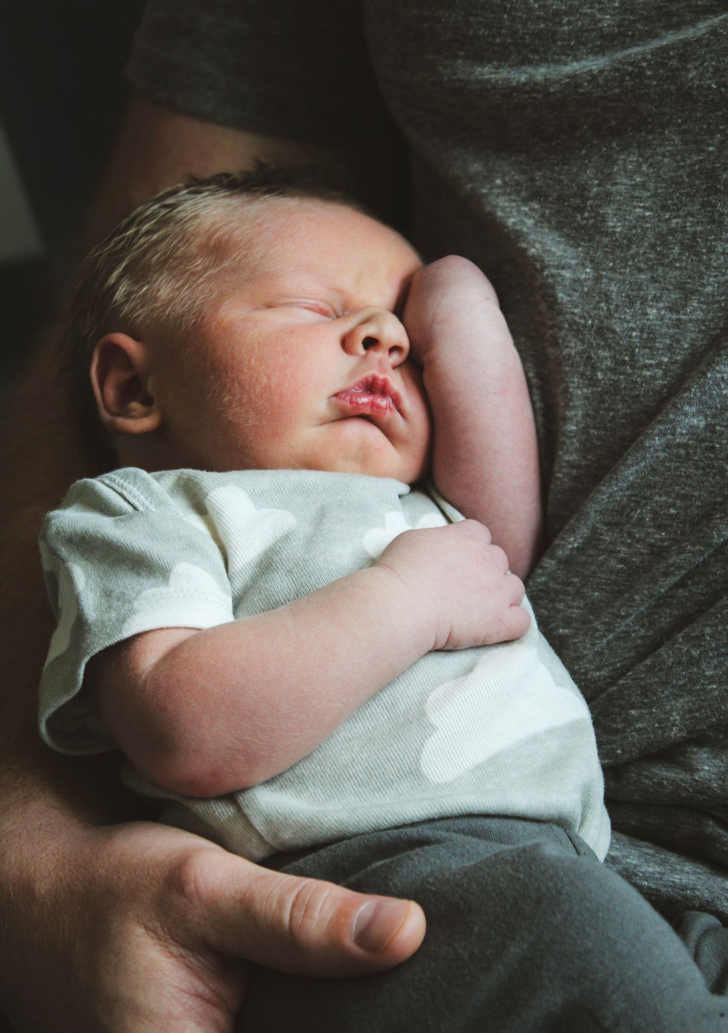 Fresh 48 newborn sessions in Indianapolis, Indiana, preserving the first days of life with warm, authentic, and timeless photography.