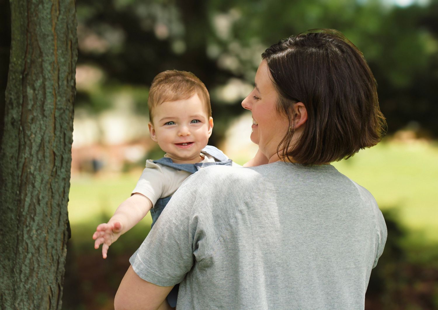 Capture toddlers and family moments in Indianapolis with candid, playful, and lifestyle outdoor photography sessions.