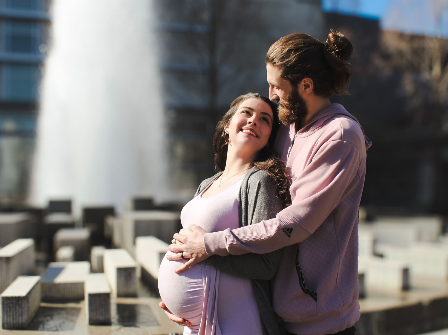 Professional Indiana maternity photographer specializing in outdoor photoshoots using natural light
