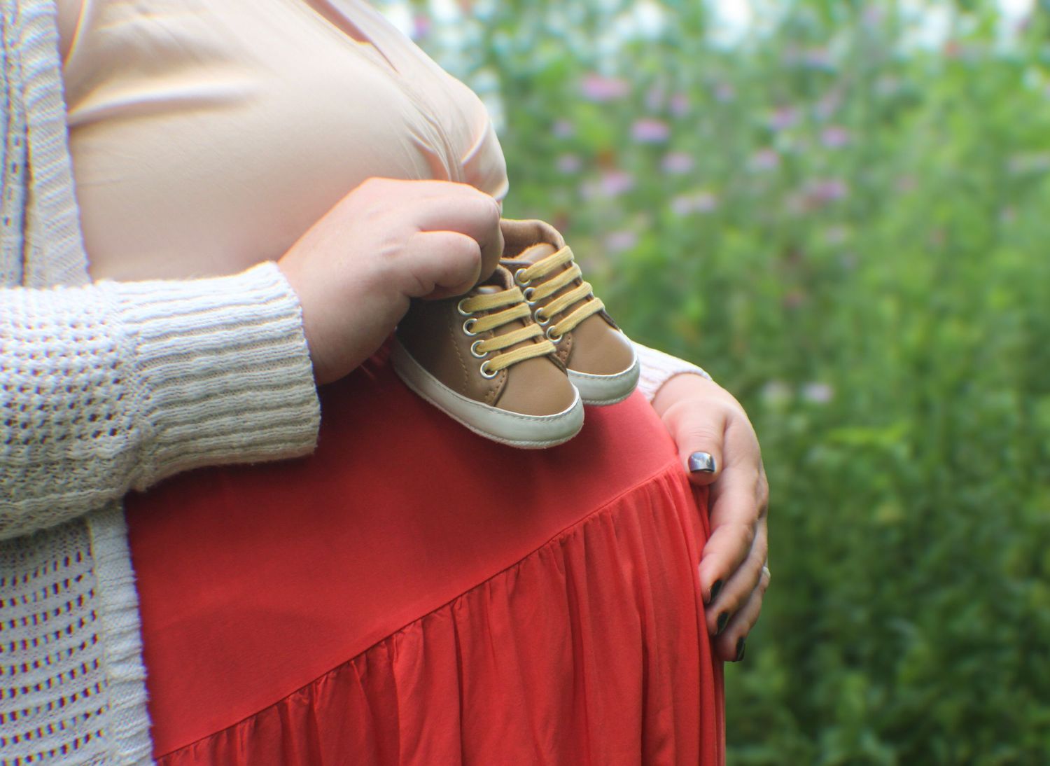 Maternity photography in Indianapolis, Indiana, preserving pregnancy, family, and lifestyle memories with heartfelt, natural images