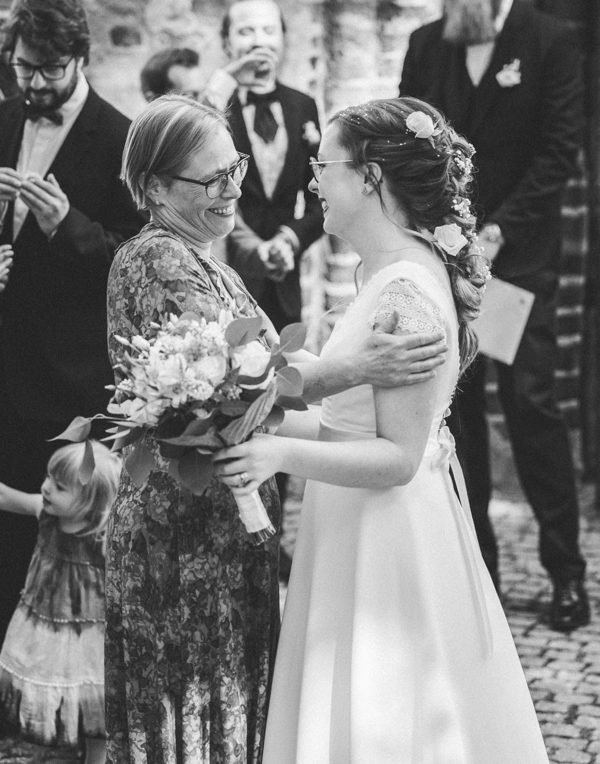 En mamma gratulerar sin dotter efter vigselceremonin vid en bröllopsfotografering