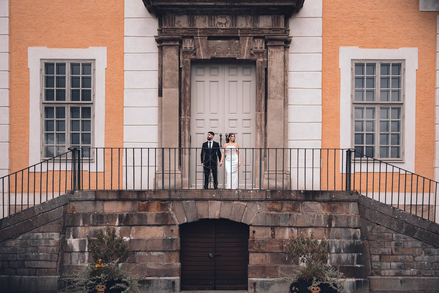 par poserar vid entrén av strömsholms slott utanför Västerås