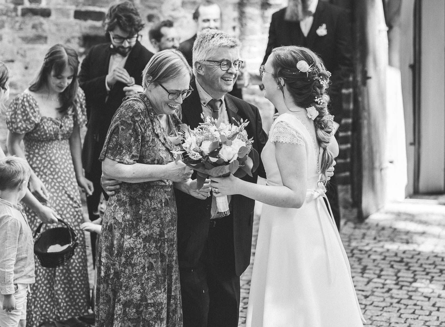 Gratulationer efter bröllopsceremoni i Eskilstuna