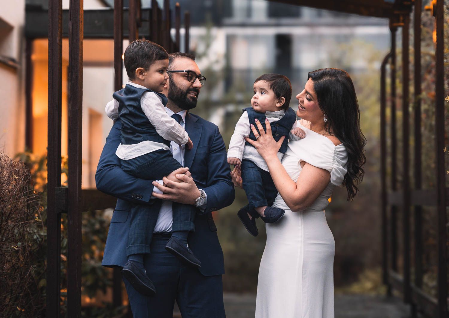 Familj fotograferas utanför kyrkan innan dopceremonin i Stockholm