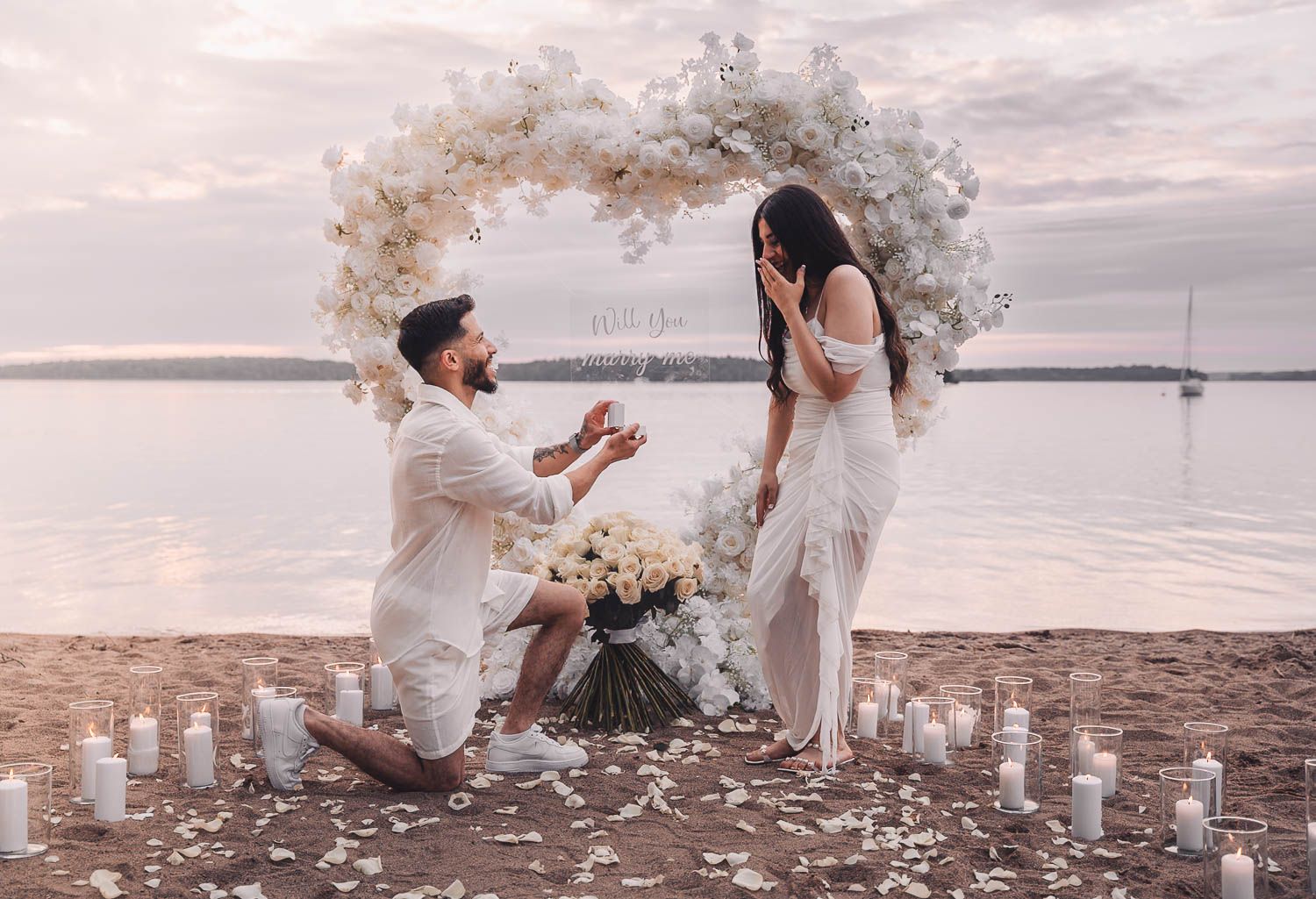 man friar till sin partner – fotograferat av parfotograf i Eskilstuna