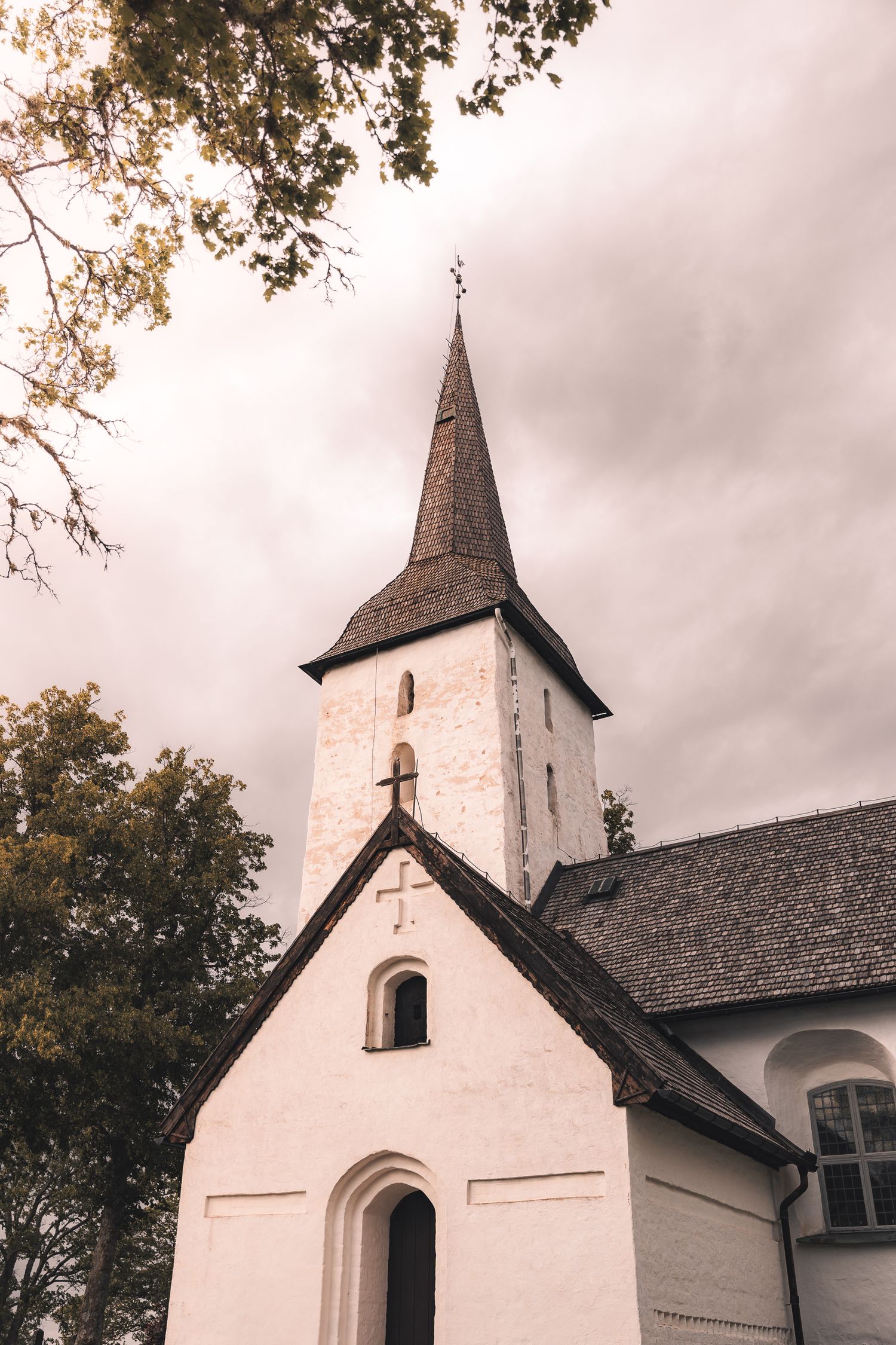 bild på en vit kyrka under en bröllopsfotografering