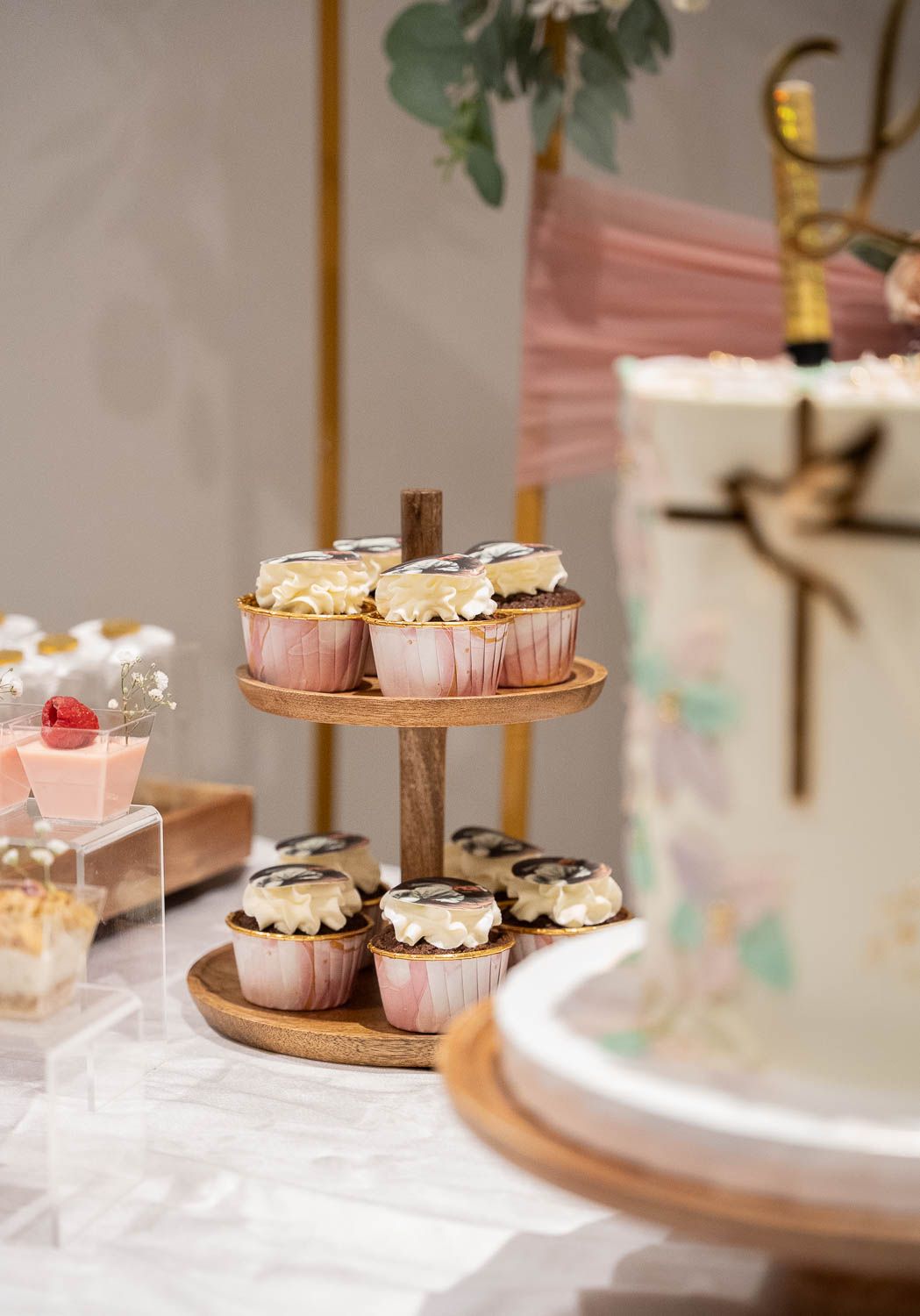 detaljbild av dopfika med tårta och muffins