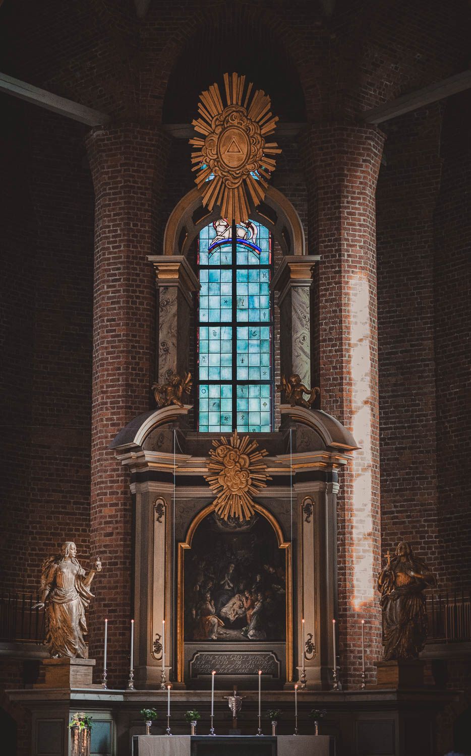 avlång bild av kyrka innan en dopfotografering