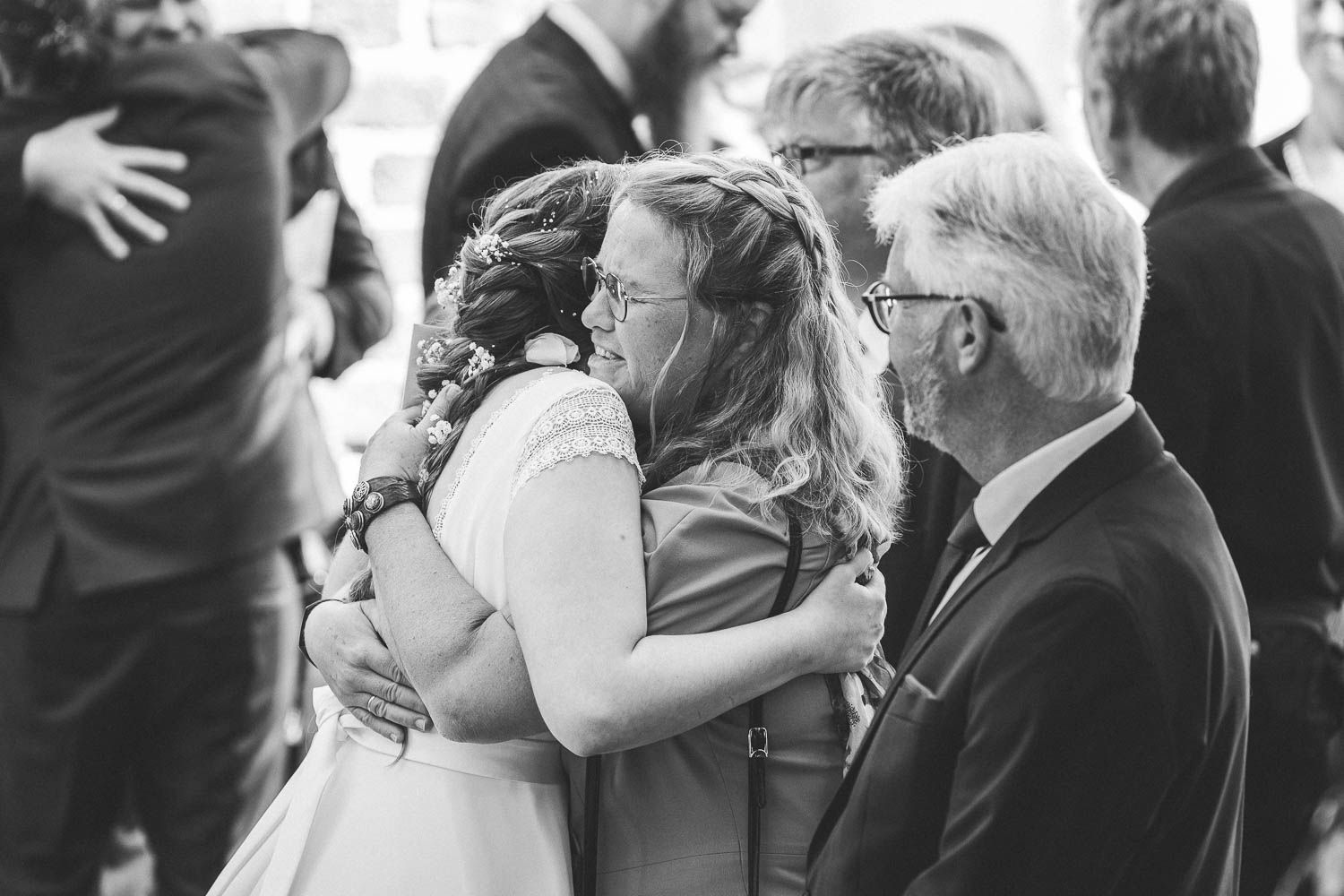 Gratulationer efter bröllopsceremoni an brudens familj