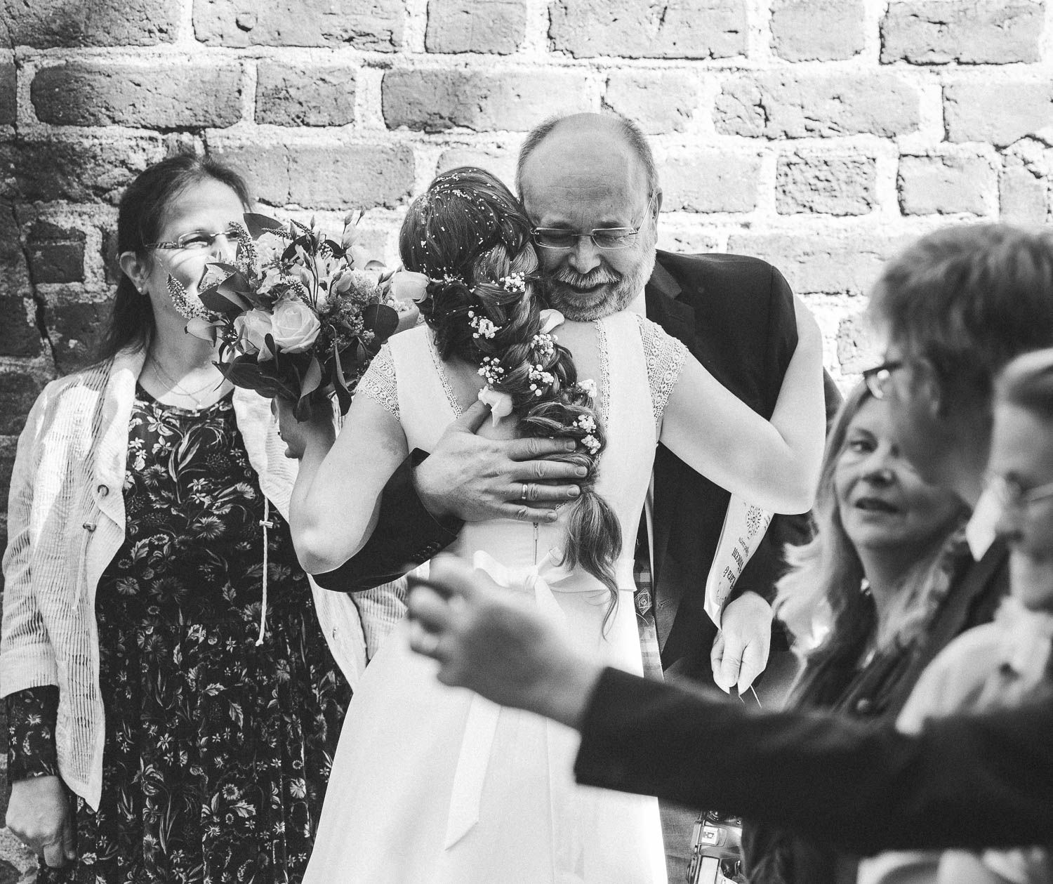 Gratulationer efter bröllopsceremoni i Eskilstuna