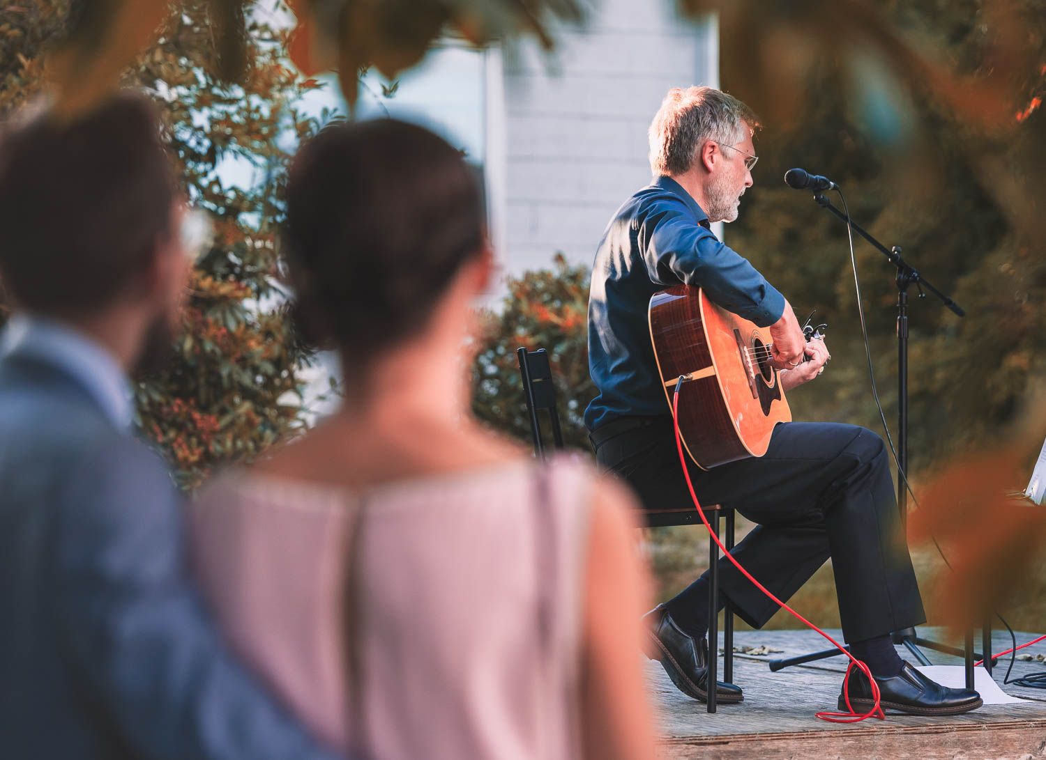 Trubadur spelar gitarr under ett bröllop på Marys café i Eskilstuna