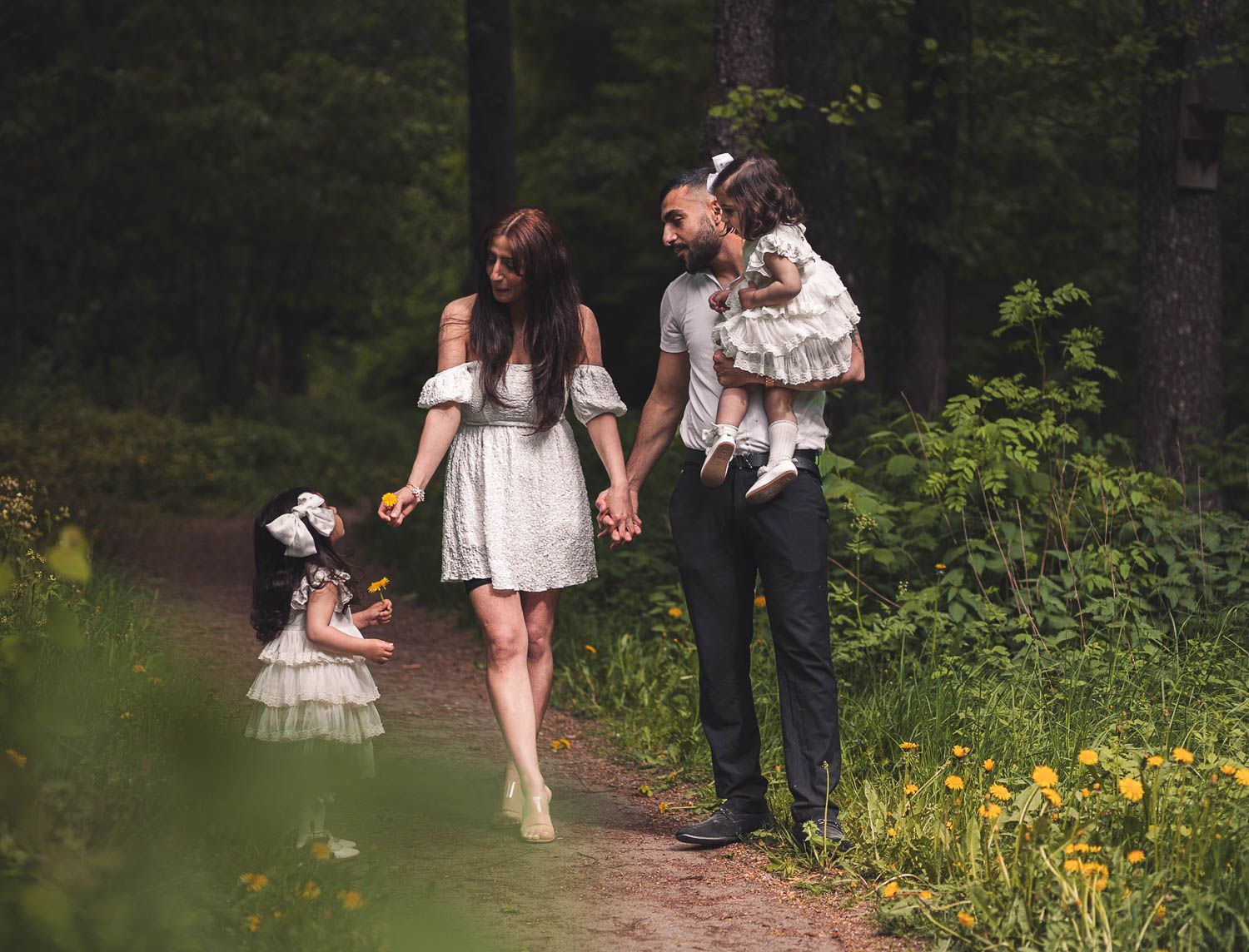 familj går i naturen en sommareftermiddag