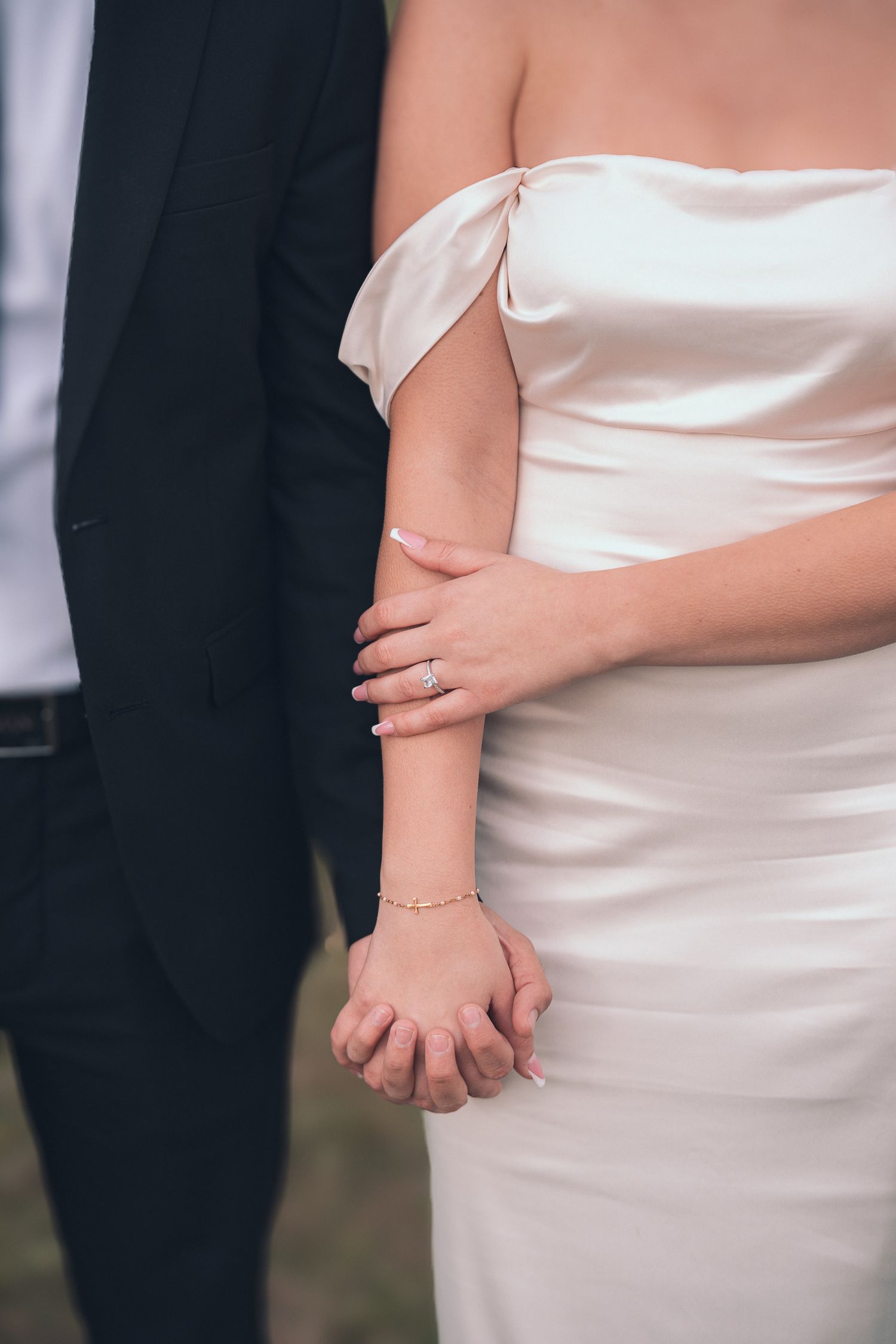 detaljbild av parfotografering som håller hand en höstig dag