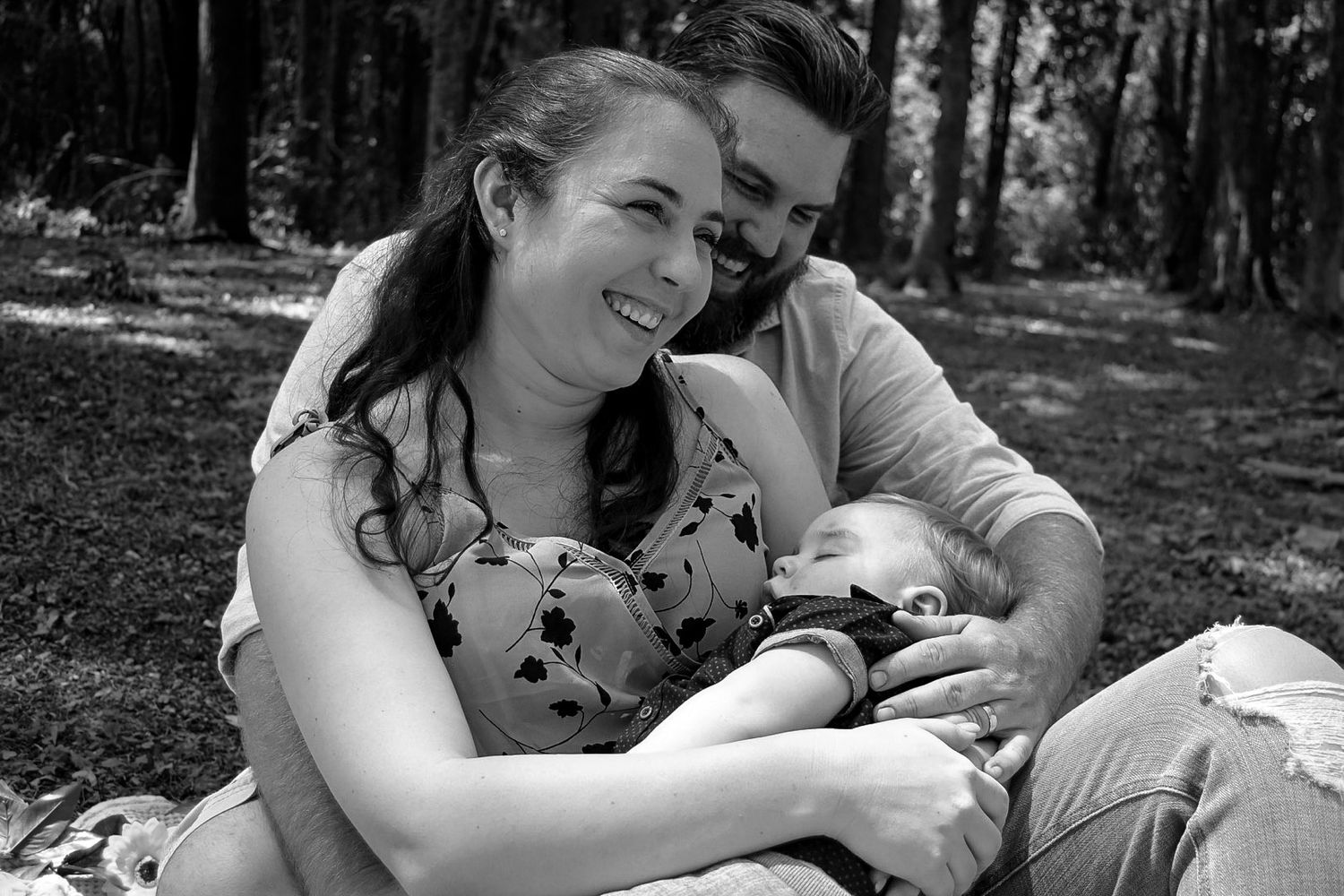Black and white romantic couple photos in forest setting.