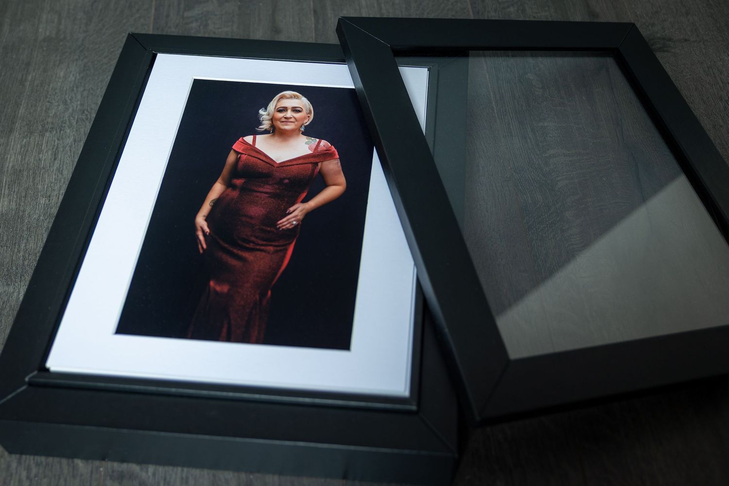 Professional photo album displaying fashion portraits on dark background.