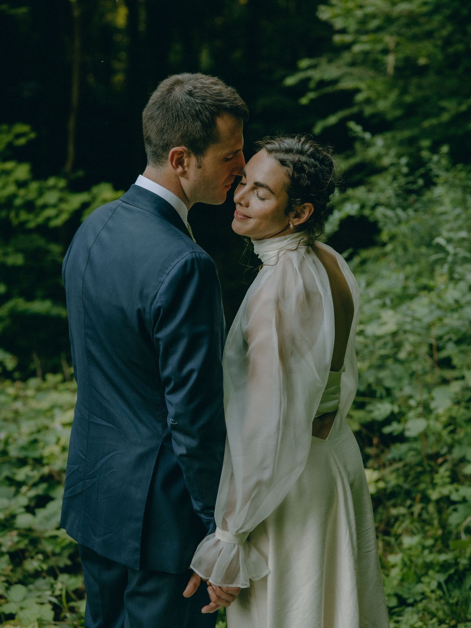 Découvrez le mariage unique de Lucile & Paul à l'Église Saint-Sulpice-de-Favières, capturé avec élégance par Julie Fox Photography