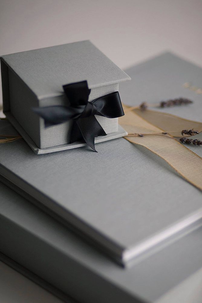 Boîte avec une clef usb et des albums photos