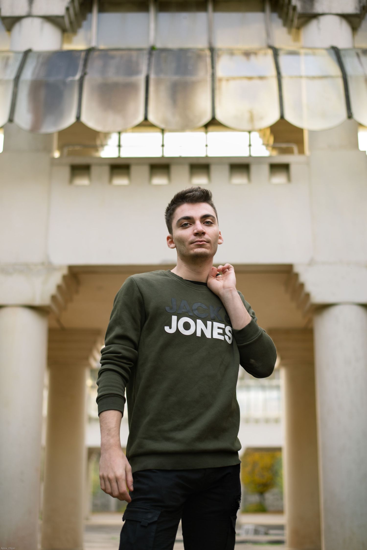À Liège, au Sart-Tilman, portrait d’un homme photographié devant une architecture moderne lors d’une séance photo en extérieur