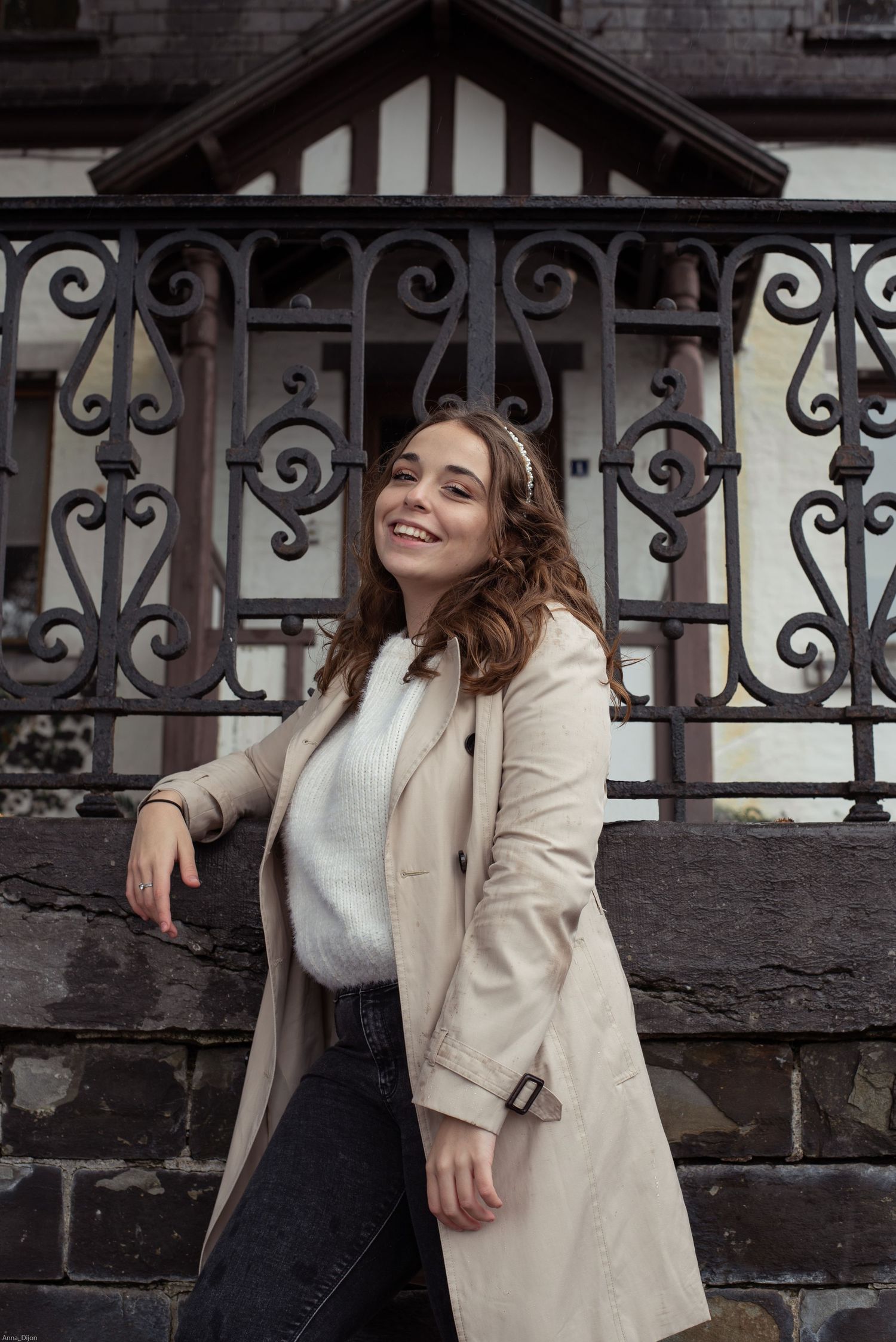 À Liège, au pont de Fragnée, portrait d’une femme appuyée contre une barrière et souriant naturellement