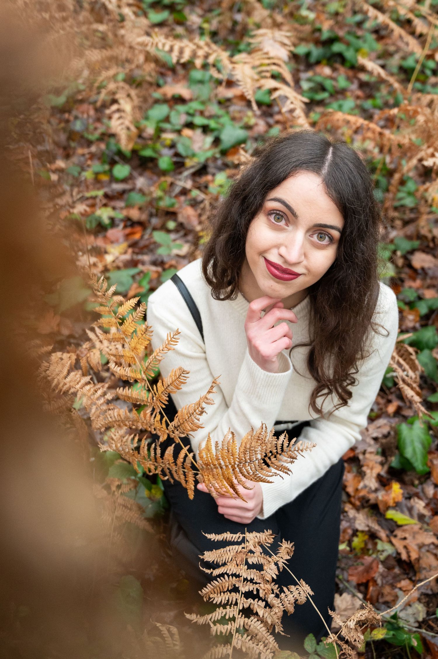 À Liège, au bois du Sart-Tilman, portrait d’une femme photographiée en forêt lors d’une séance photo en extérieur