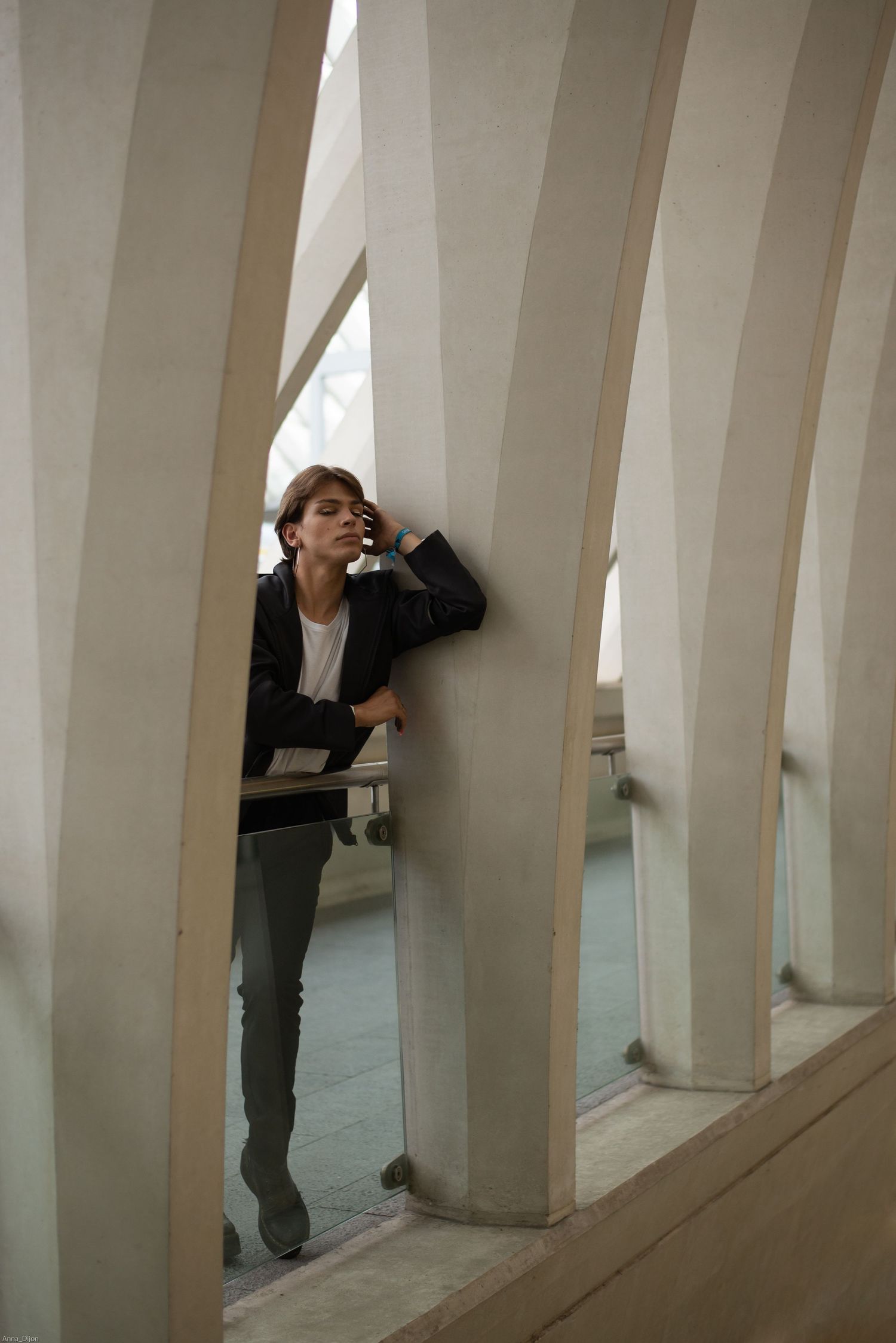 À Liège, à la gare des Guillemins, portrait d’un homme photographié dans l’architecture moderne de la gare