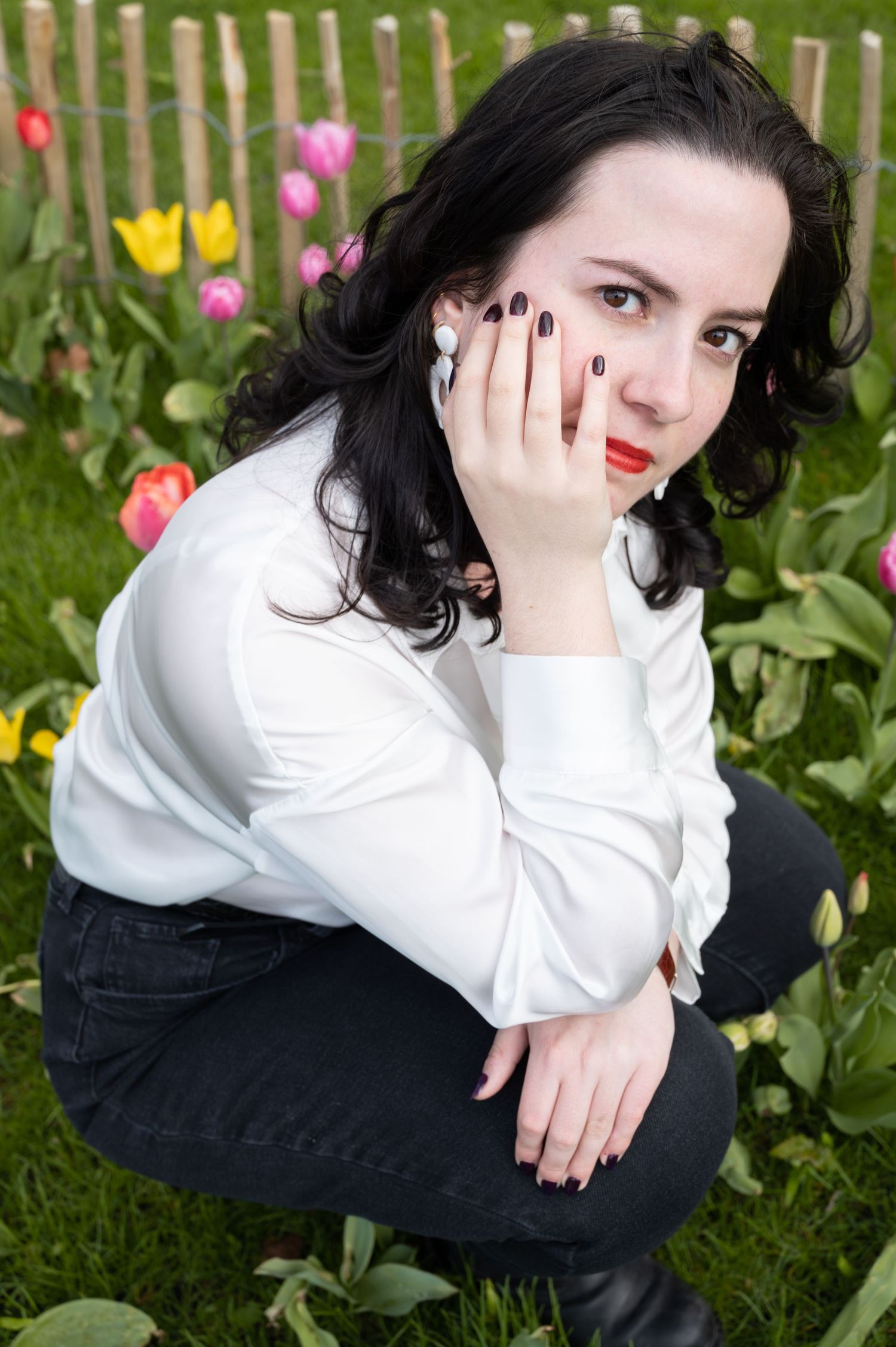 Séance photo d'une femme assise parmi les tulipes dans le parc de la Boverie à Liège