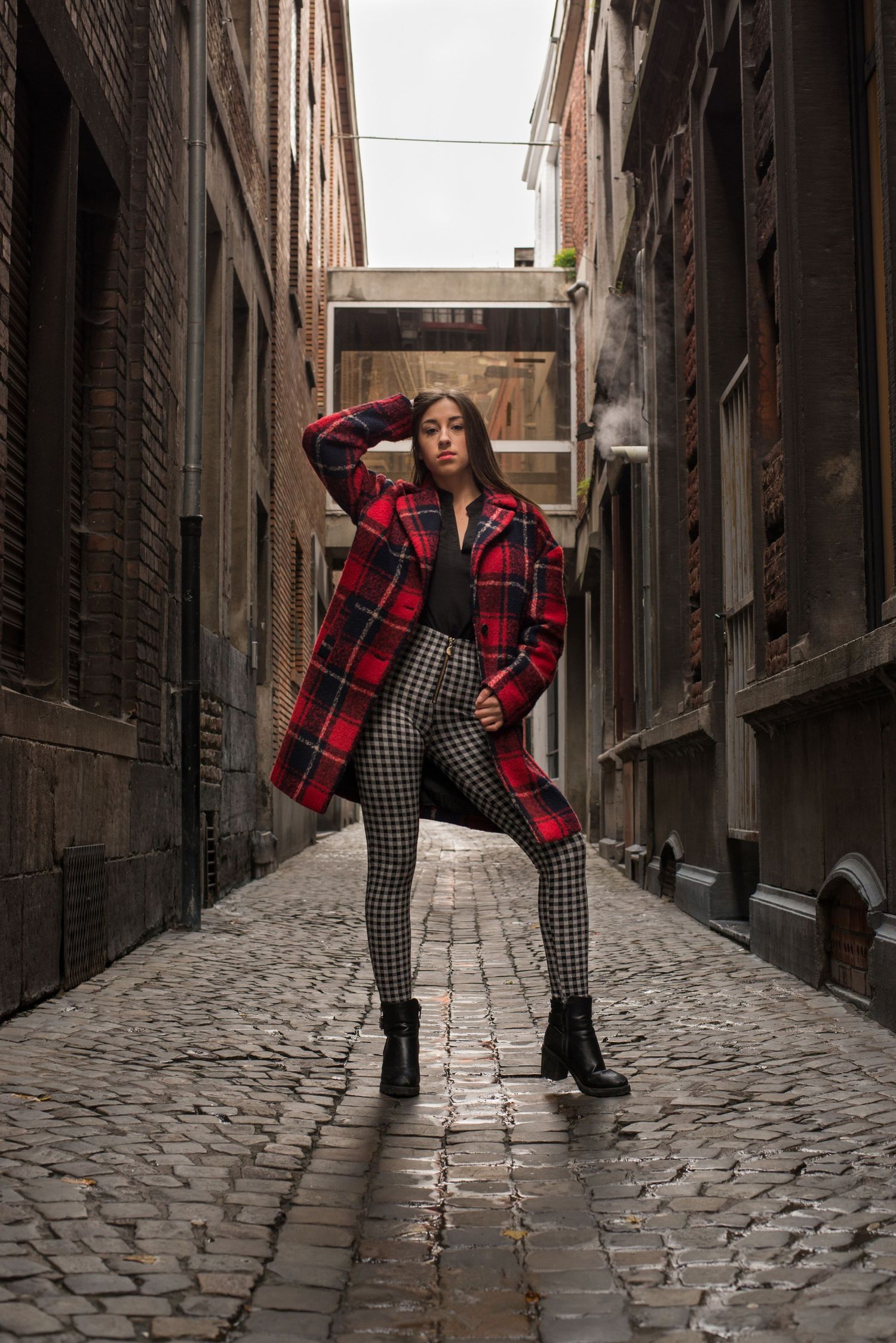 À Liège, dans une ruelle du quartier Hors-Château, portrait d’une femme photographiée lors d’une séance photo en extérieur