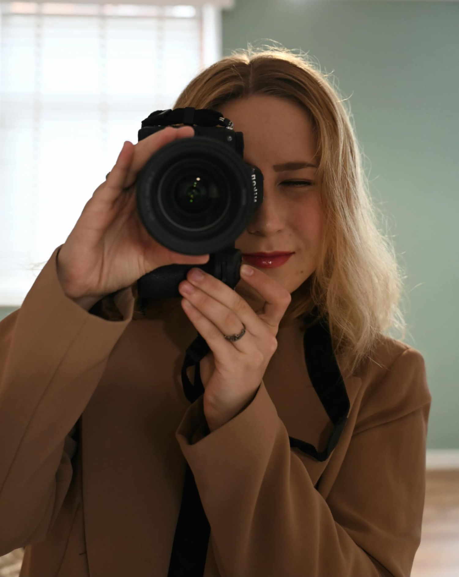 À Ciney, autoportrait de Anna Dijon photographe professionnelle de portrait et de mariage en Belgique