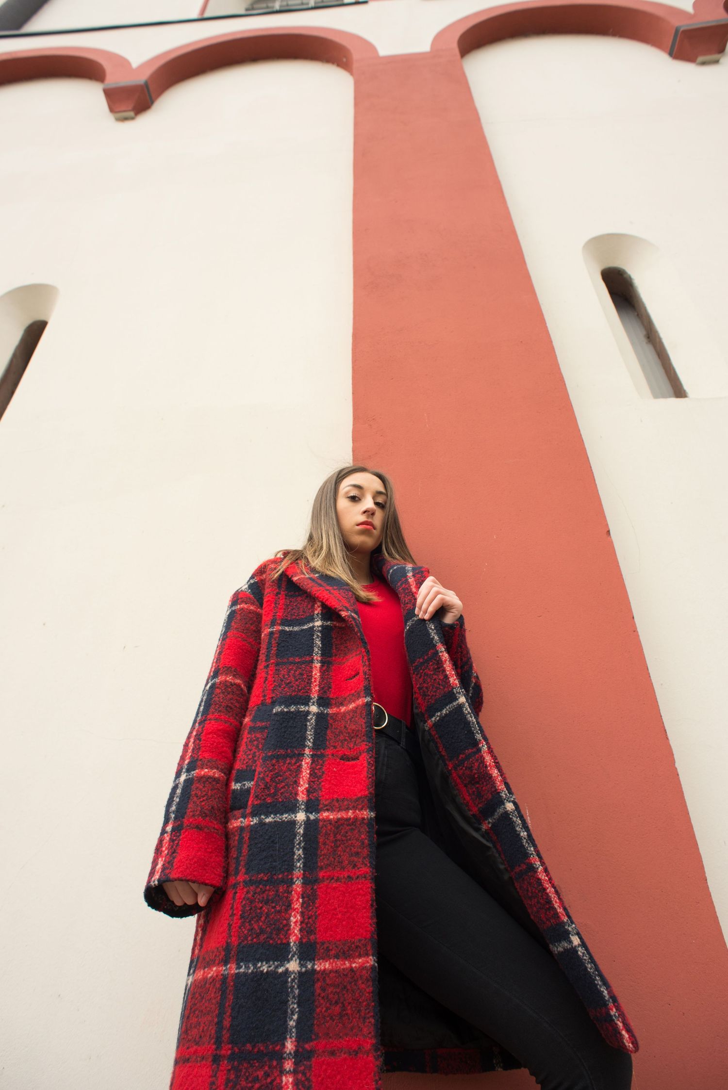 À Liège, devant la collégiale Saint-Barthélemy, portrait d’une femme photographiée en contre-plongée lors d’une séance photo urbaine