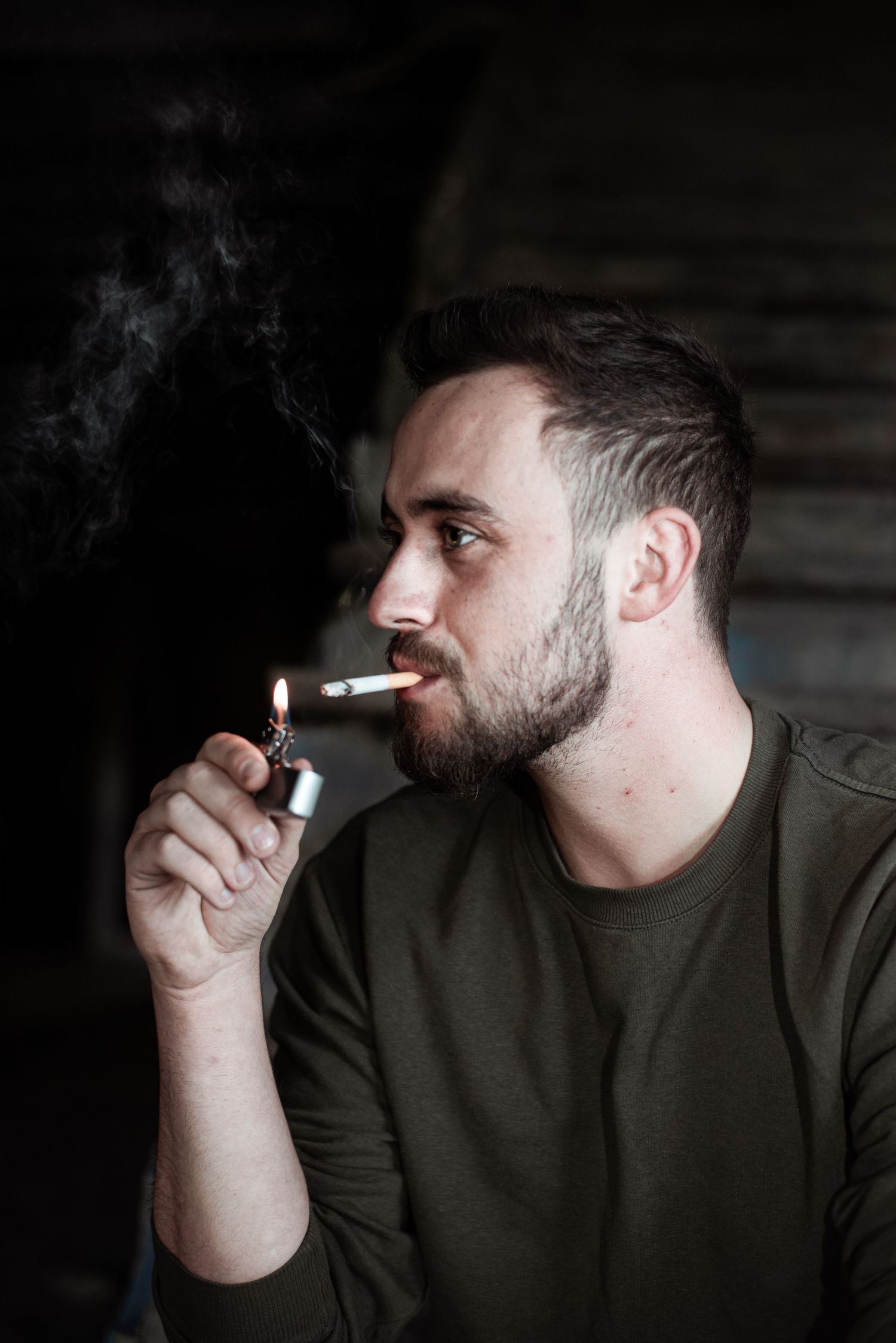 À Liège, au fort de la Chartreuse, portrait d’un homme fumant une cigarette dans les escaliers lors d’une séance photo urbaine